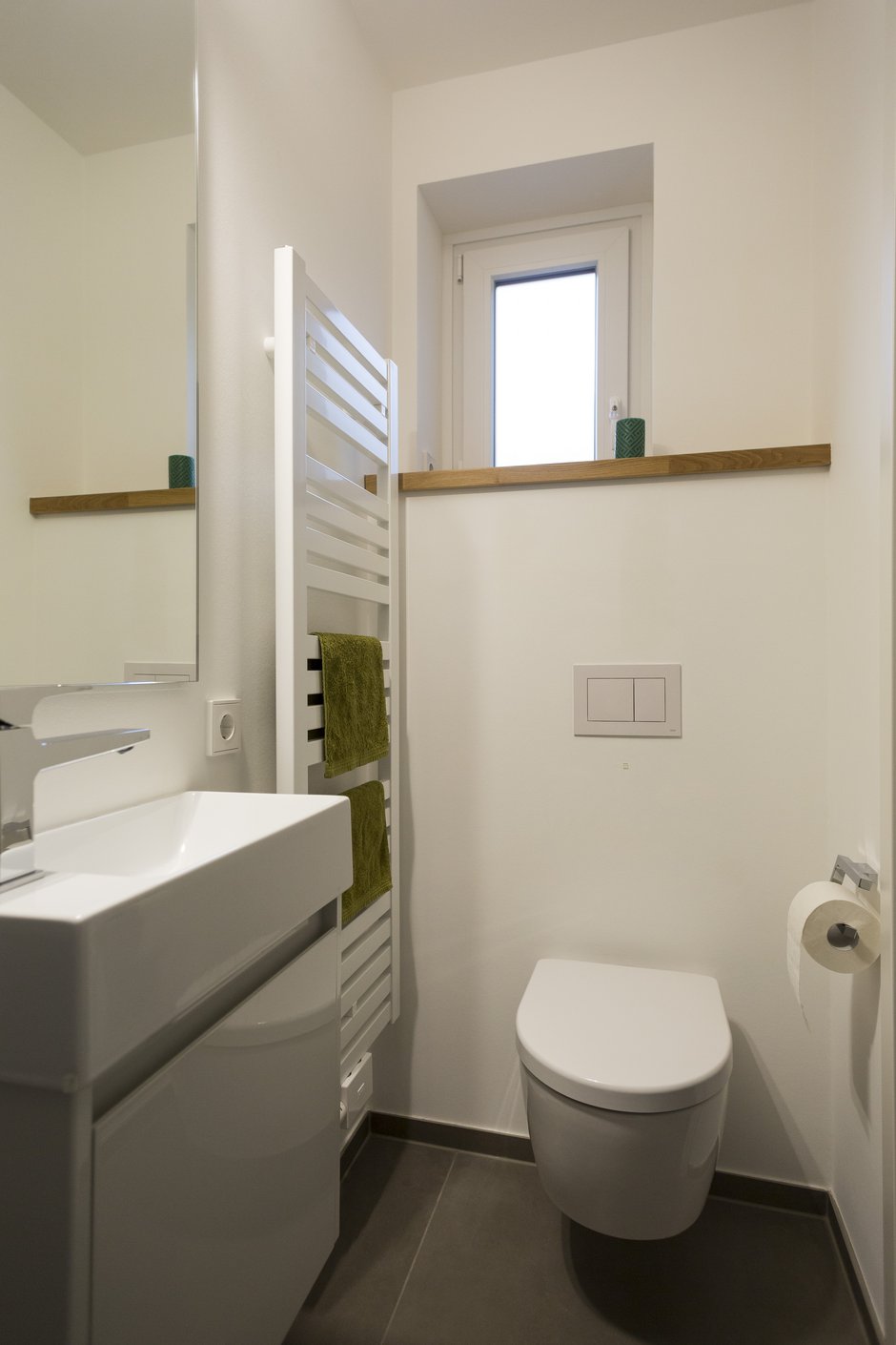 Modernisierung Reihenhaus Waschbecken WC Heizkörper