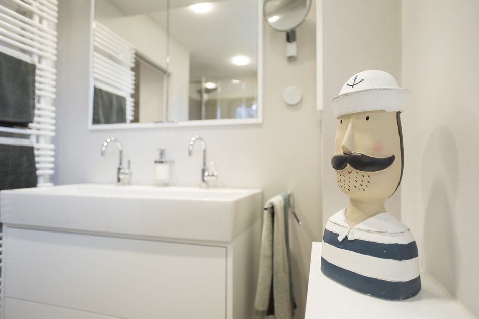 Modernisierung Einfamilienhaus Bad Waschtisch Spiegel