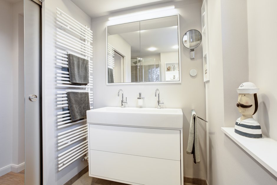 Modernisierung Einfamilienhaus Bad Waschbecken Spiegelschrank