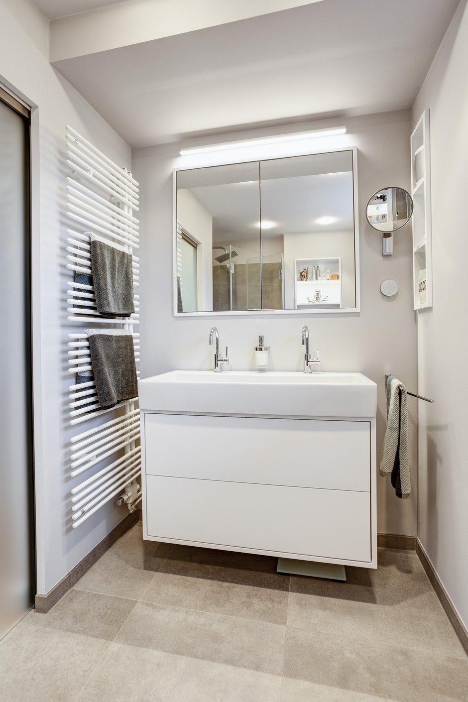 Modernisierung Einfamilienhaus Bad Waschbecken Spiegelschrank Badheizkörper