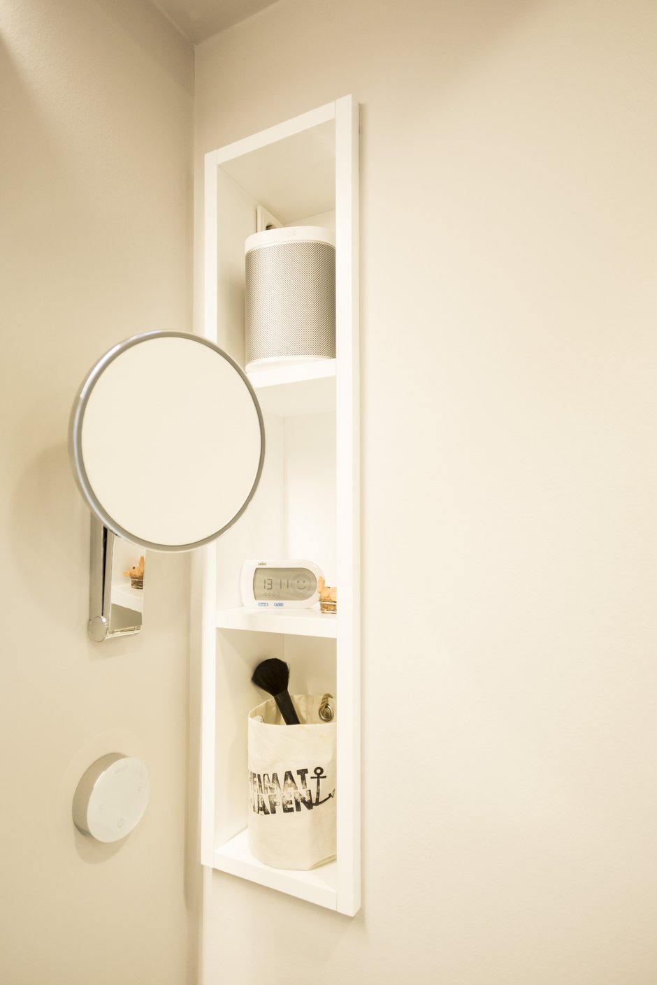 Modernisierung Einfamilienhaus Bad Regal Spiegel