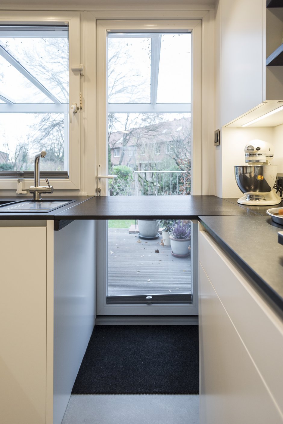 Modernisierung Einfamilienhaus Küche Schrank Klappe Arbeitsplatte