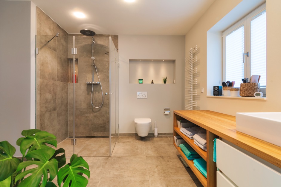 Modernisierung und Erweiterung eines Reihenendhauses - Badezimmerfliesen Dusche Wellness