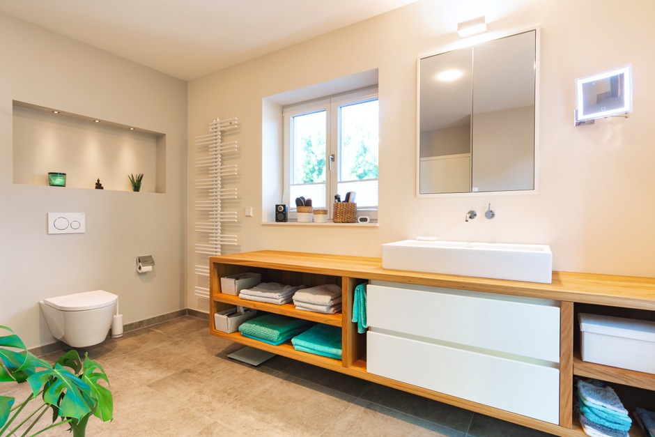 Modernisierung und Erweiterung eines Reihenendhauses - Badezimmer Fliesen Waschtischunterschrank Designermöbel
