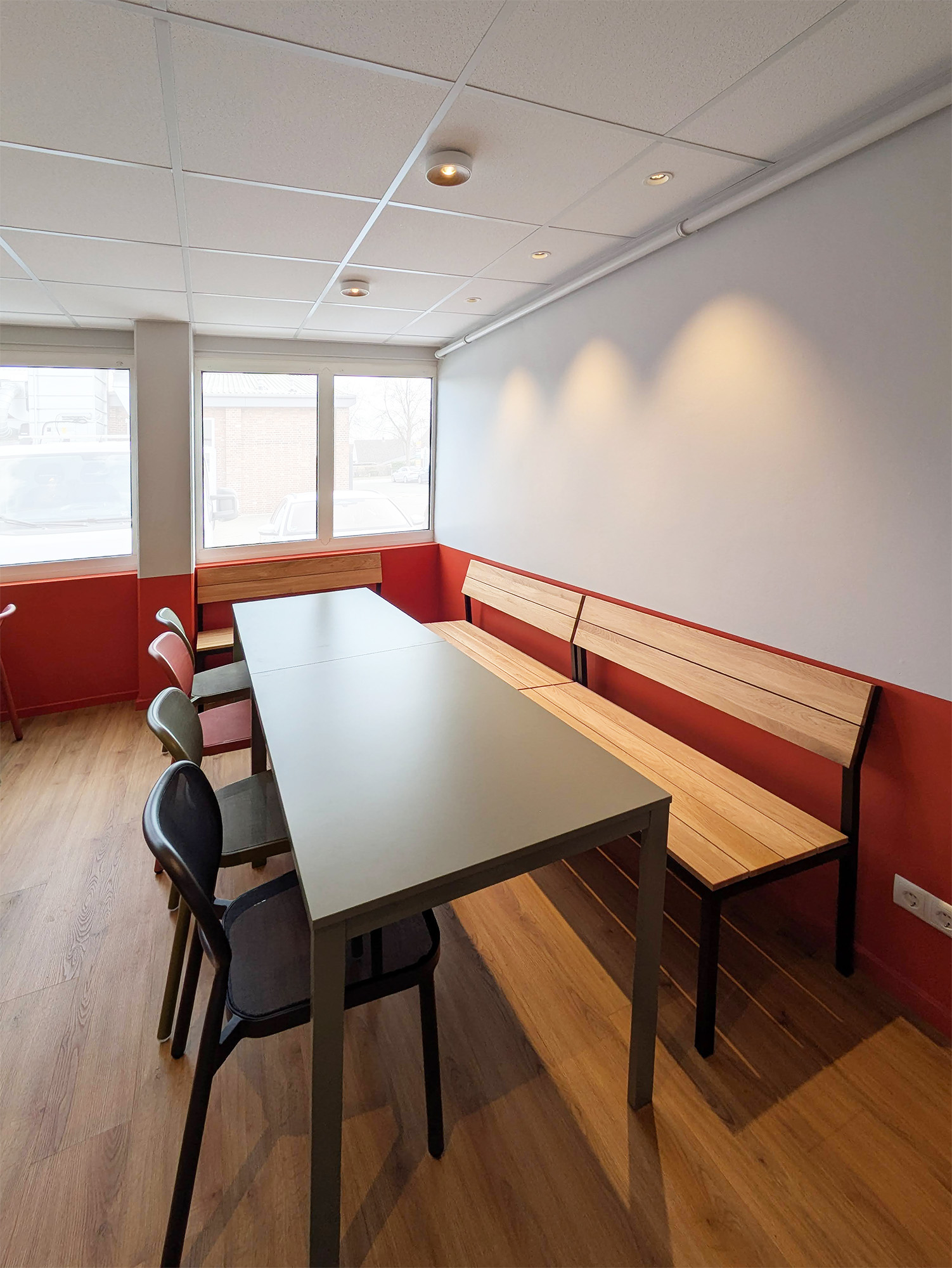Pausenraum Sitzbank Holz Essbereich