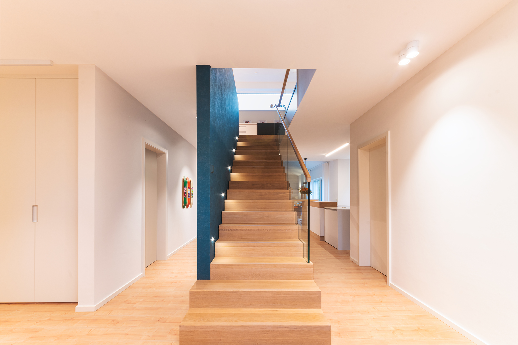 Neubau Eingang Treppe Flur Einbauschrank