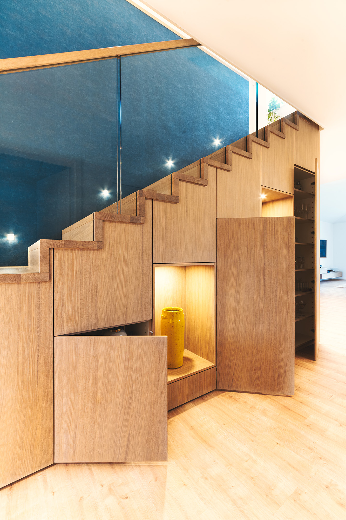 Schrank Tuer Treppe Glas Holz blau Tapete