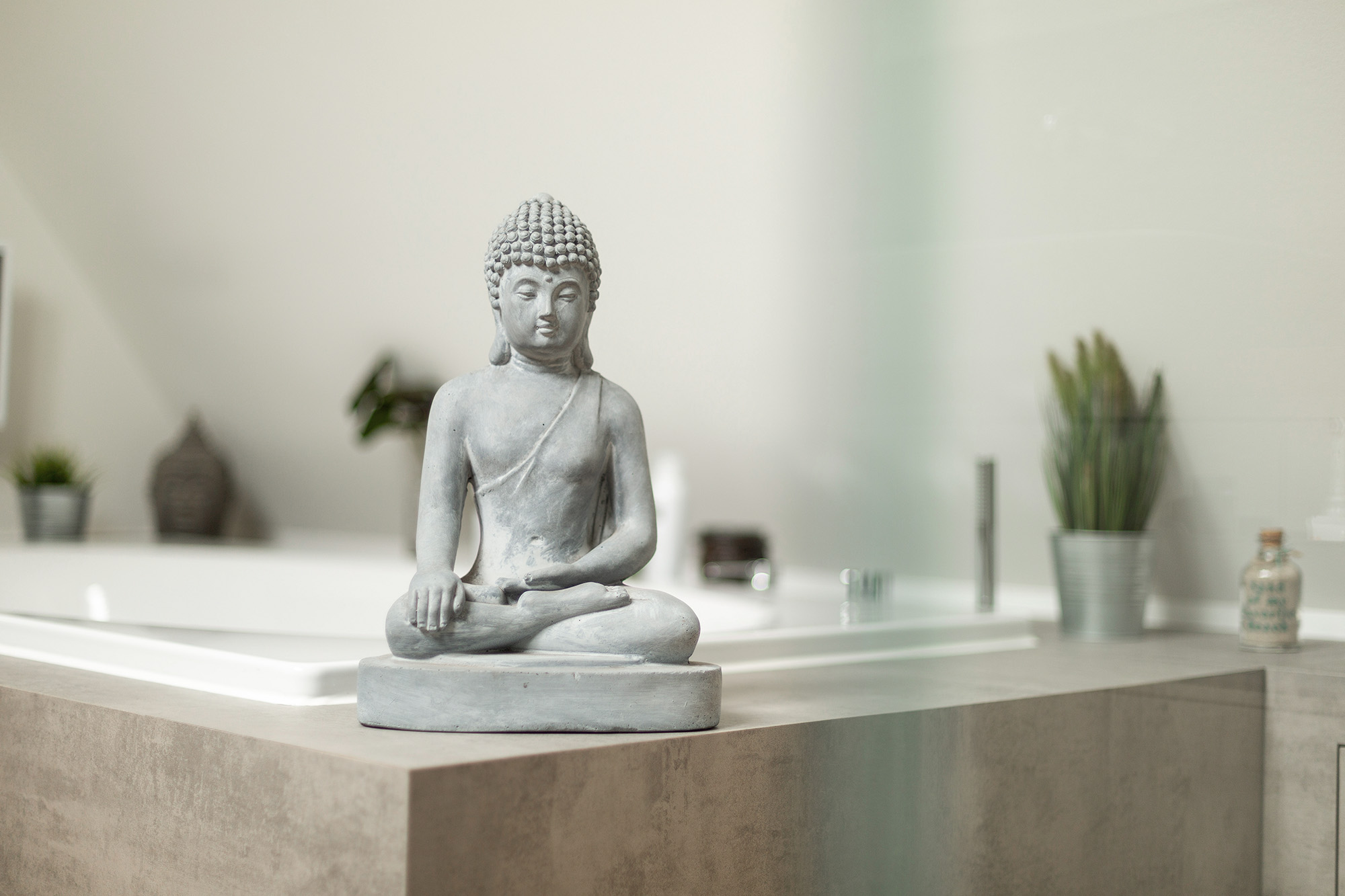 Badezimmer Badewanne Detail Budda grau