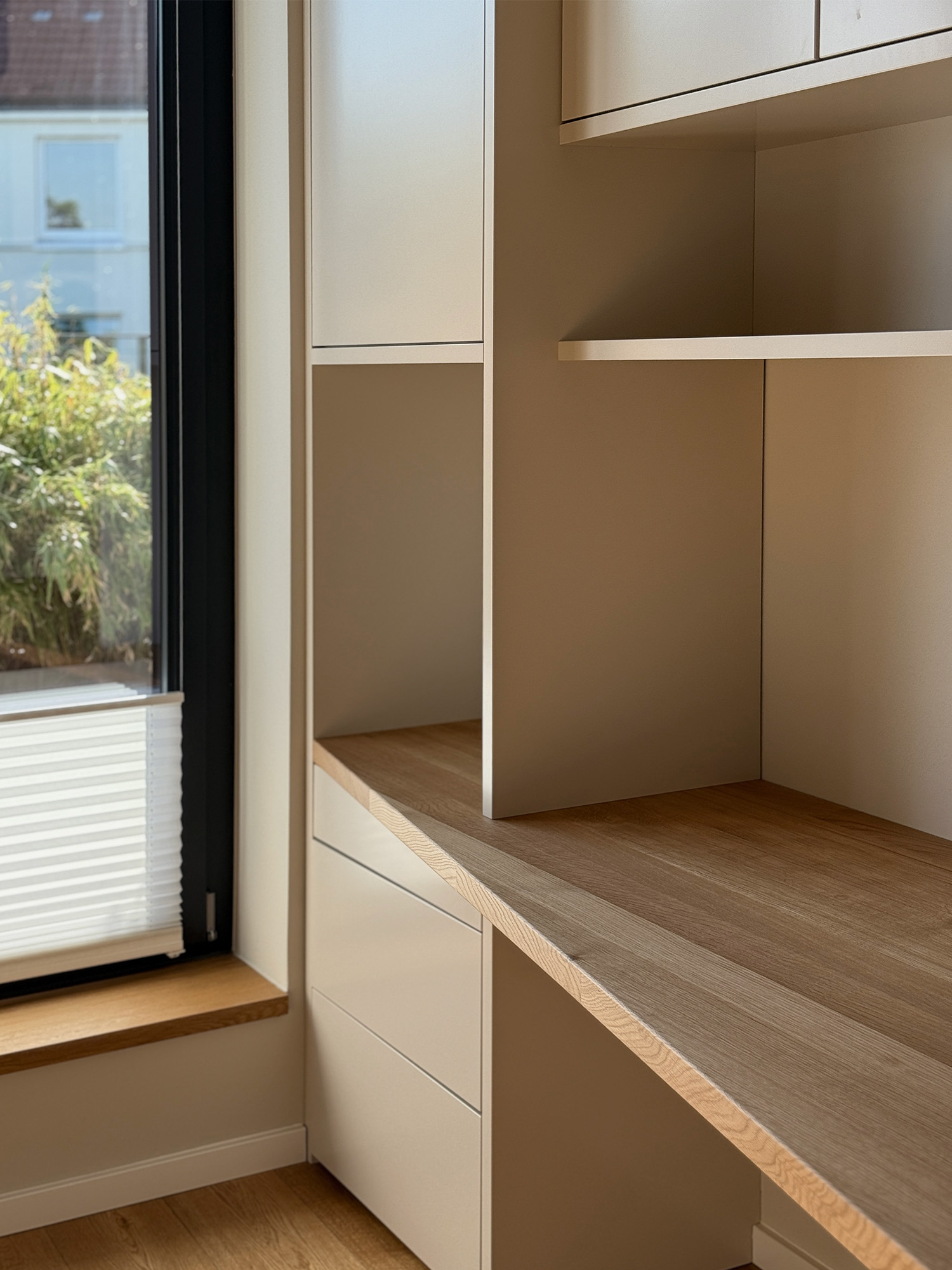 Tischlermoebel Schreibtisch asymmetrisch Massivholz hell modern