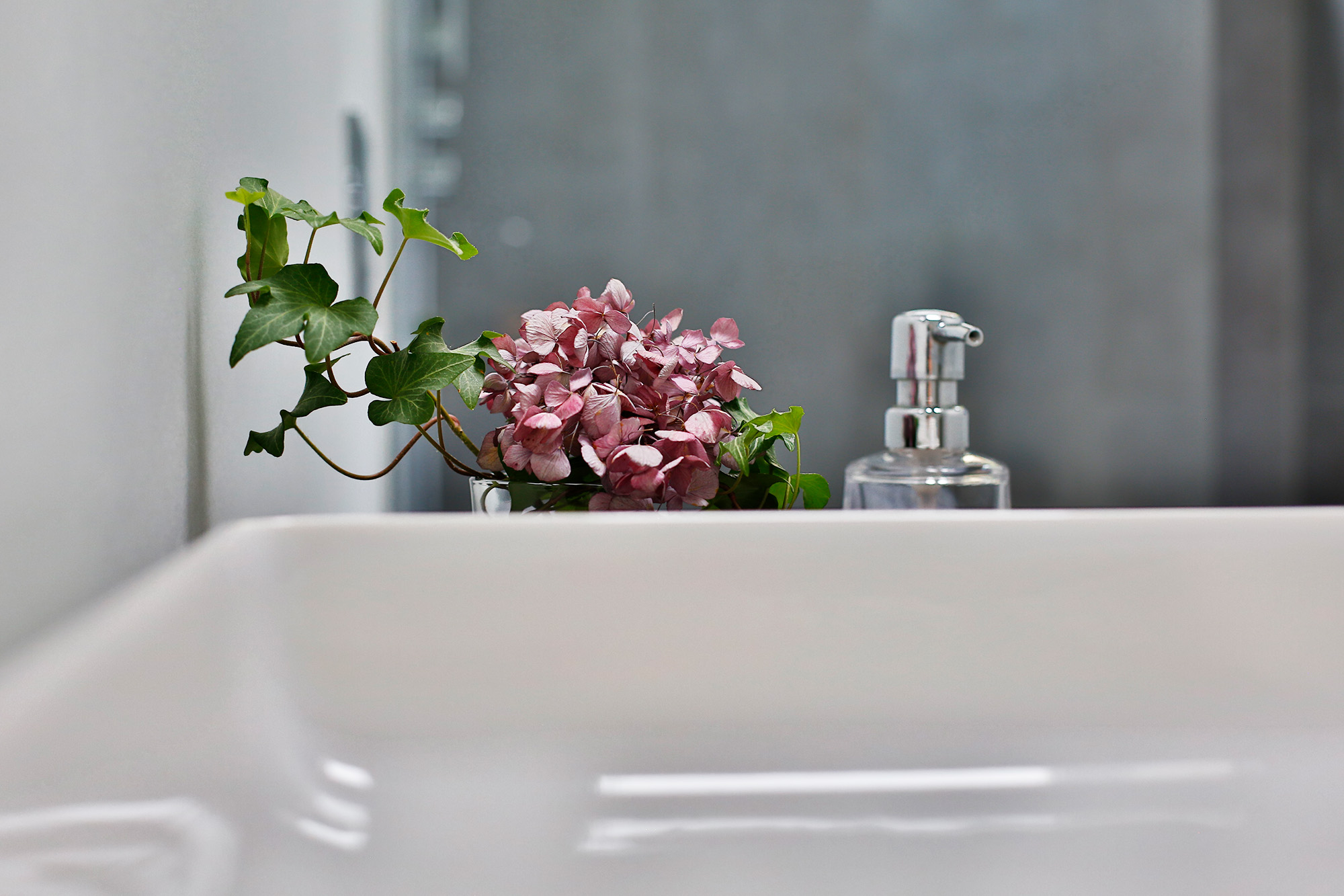 Badezimmer Waschbecken Keramik weiss Detail Dekoration