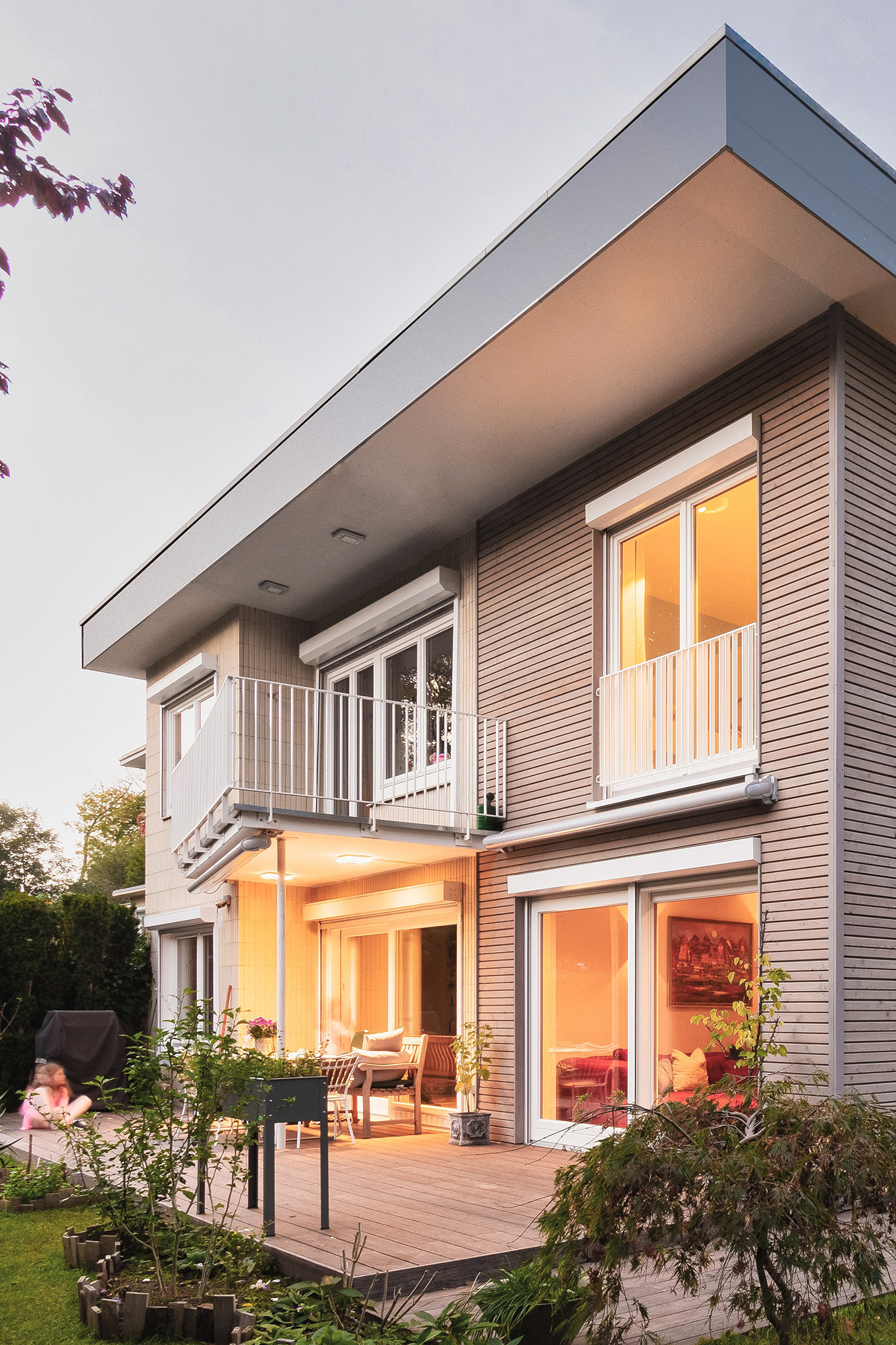 Holzfassade Außenansicht Balkon modern hell Lichtkonzept