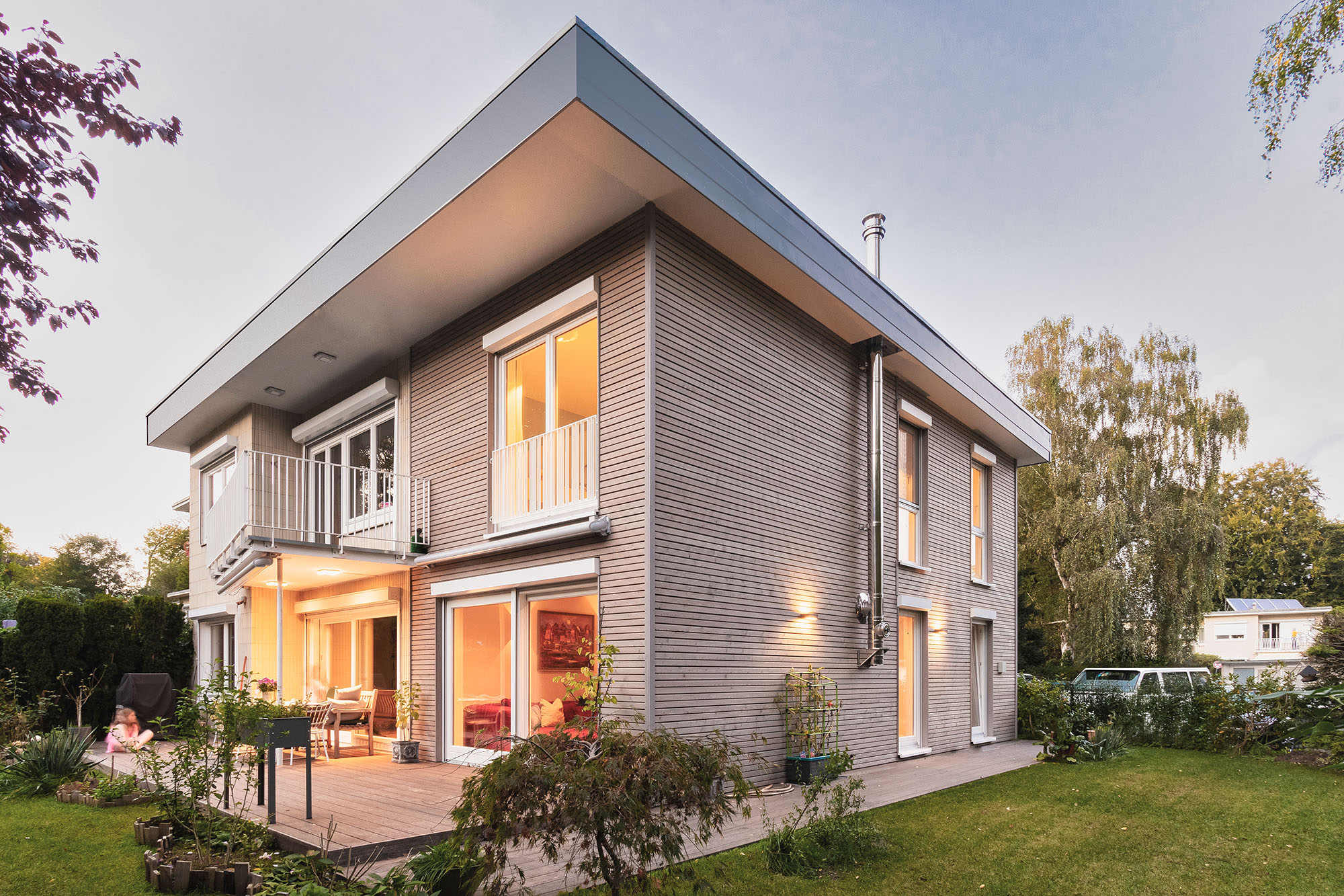 Holzfassade Balkon Anbau Lichtkonzept Beleuchtung Garten