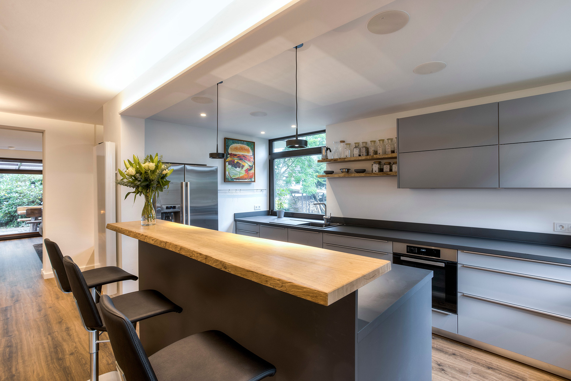 Offene Küche mit Holztresen, Modernisierung Einfamilienhaus Hamburg