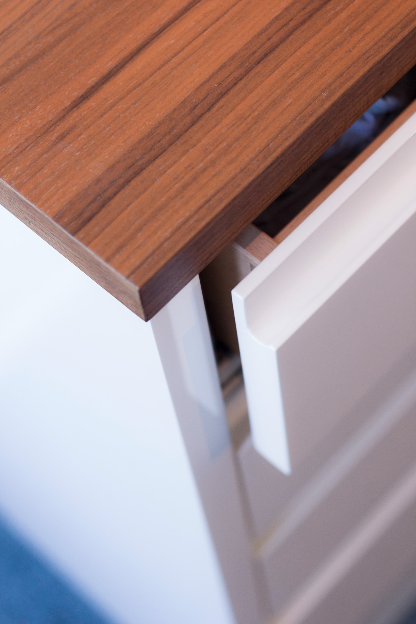 Schrank weiss Holzdeckplatte Schublade Detail