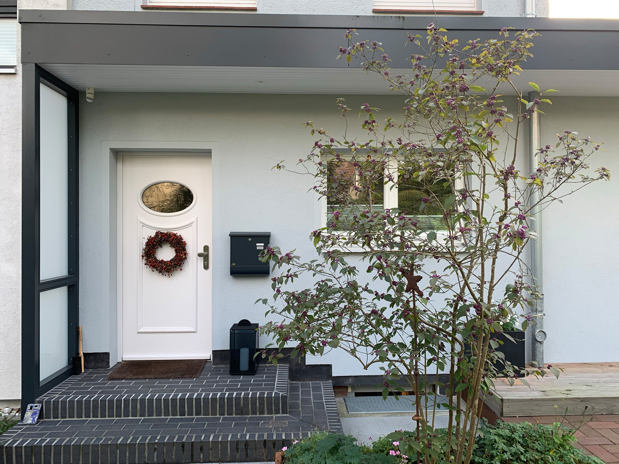 Haus modern Eingangstuer Steinstufe Ueberdachung