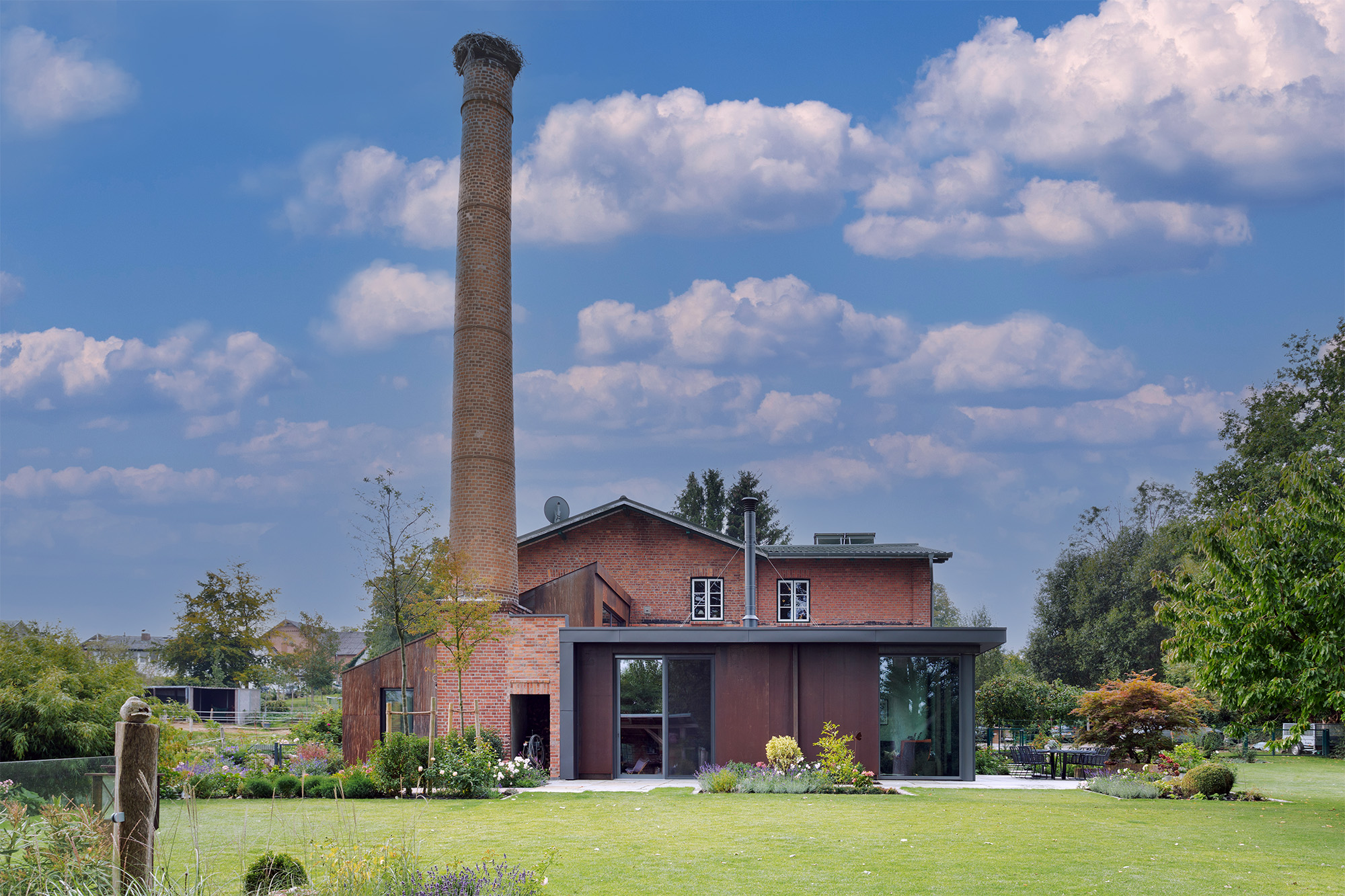 exklusives Wohnen historisches Gebaeude Schornstein Modernisierung
