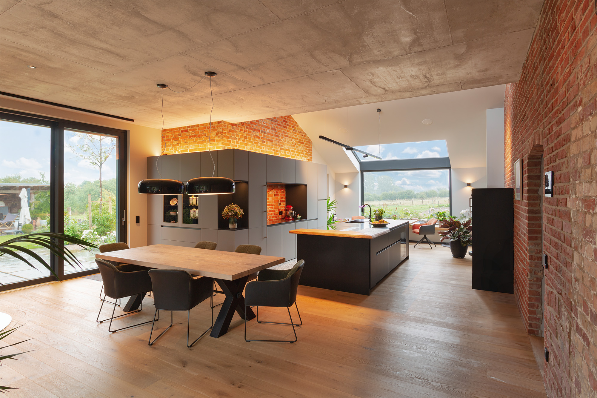 Wohnkueche Leicht Esstisch Pendelleuchten Kuechenblock Backstein