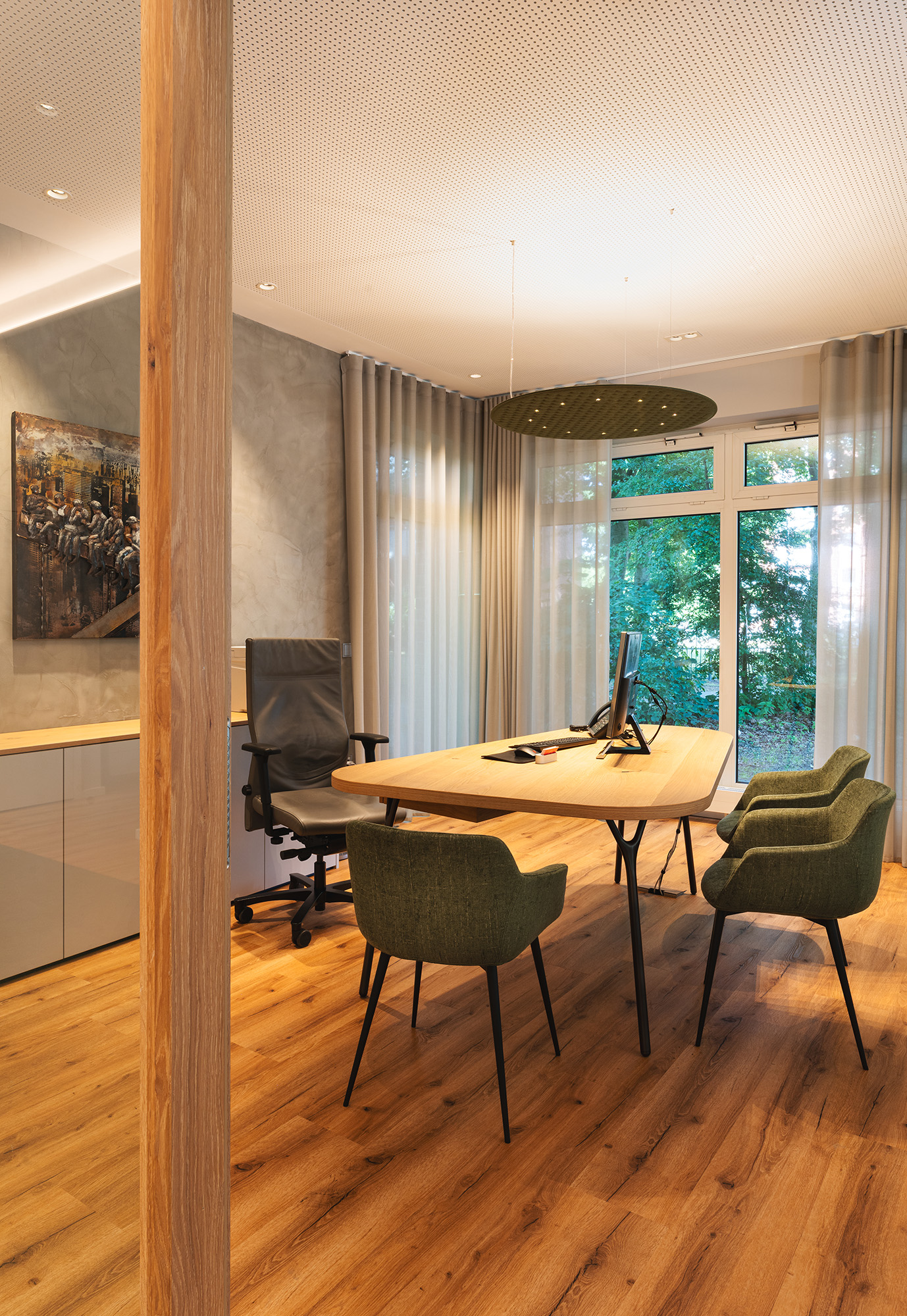 Besprechungsraum modern Naturtöne Holz Stühle