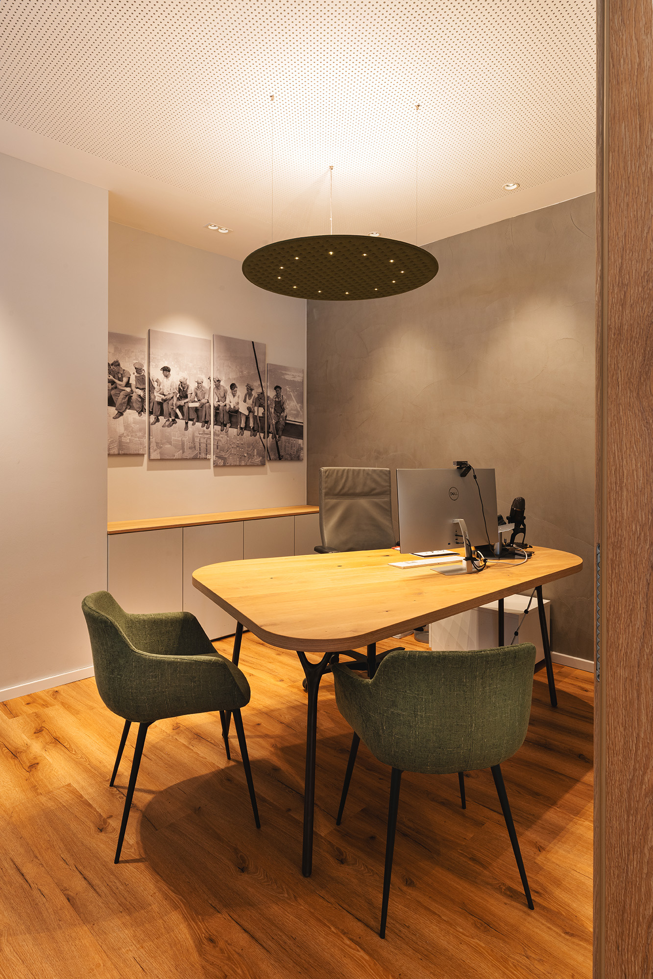 Besprechungsraum Sideboard Tisch Stühle Pendelleuchte