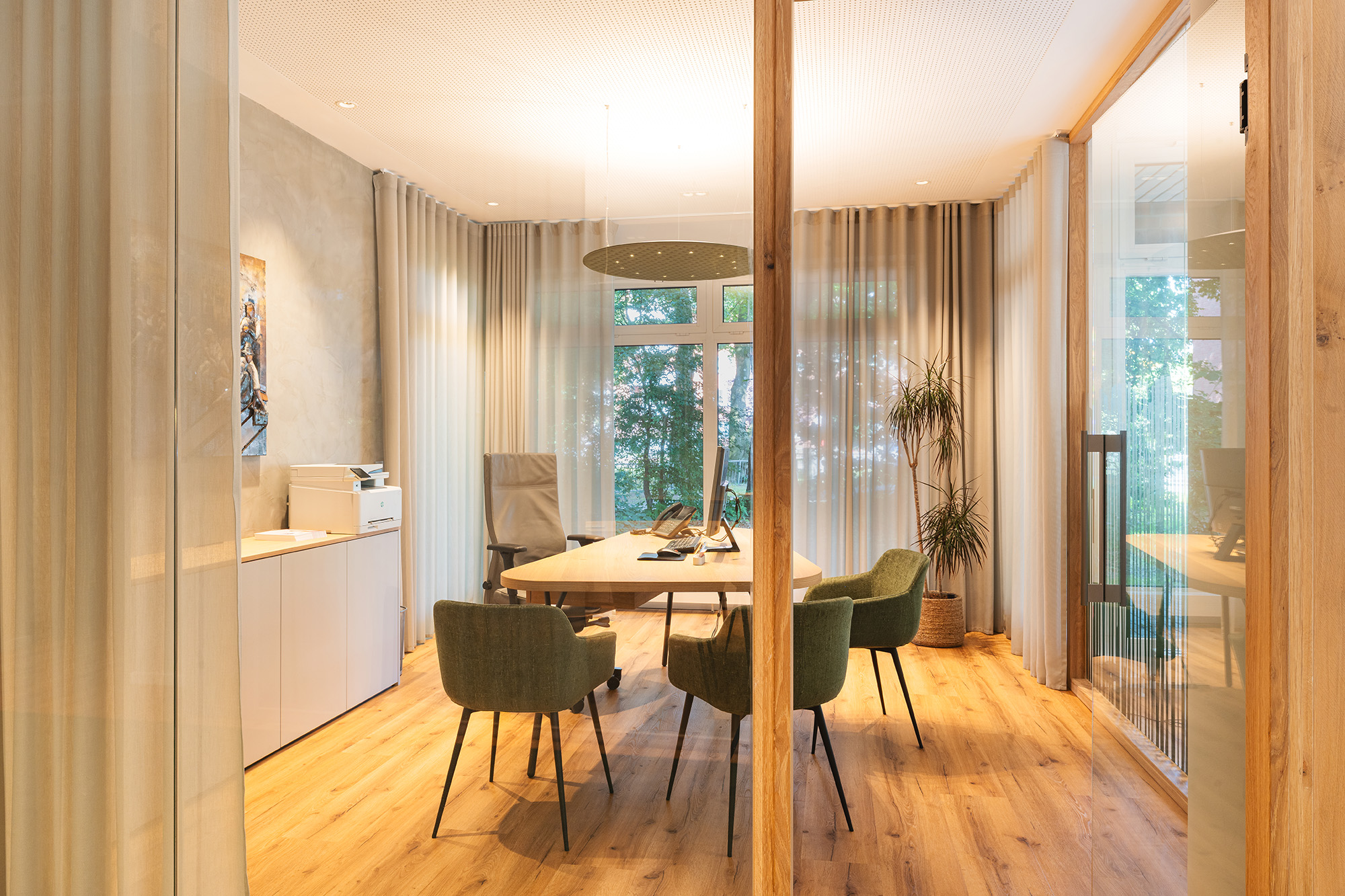 Meetingraum Sideboard Holzrahmen Glaswände Vorhänge