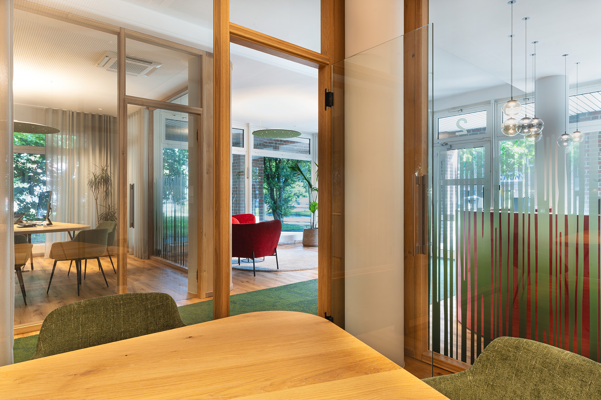 Besprechungsräume Holzdetails grün rot modern