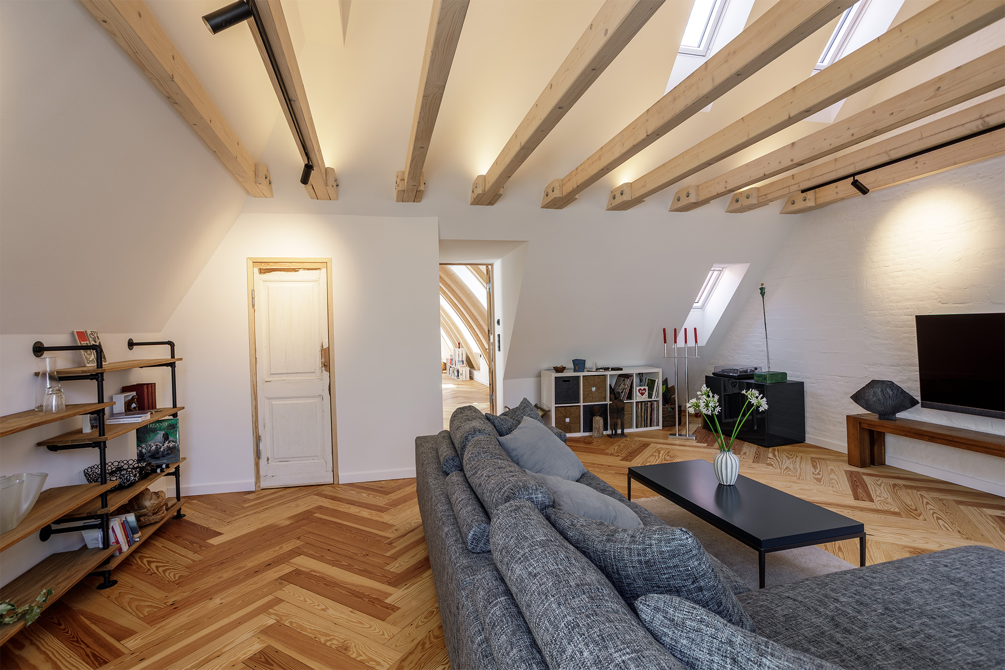 Wohnzimmer Sofa Balken Holz hell