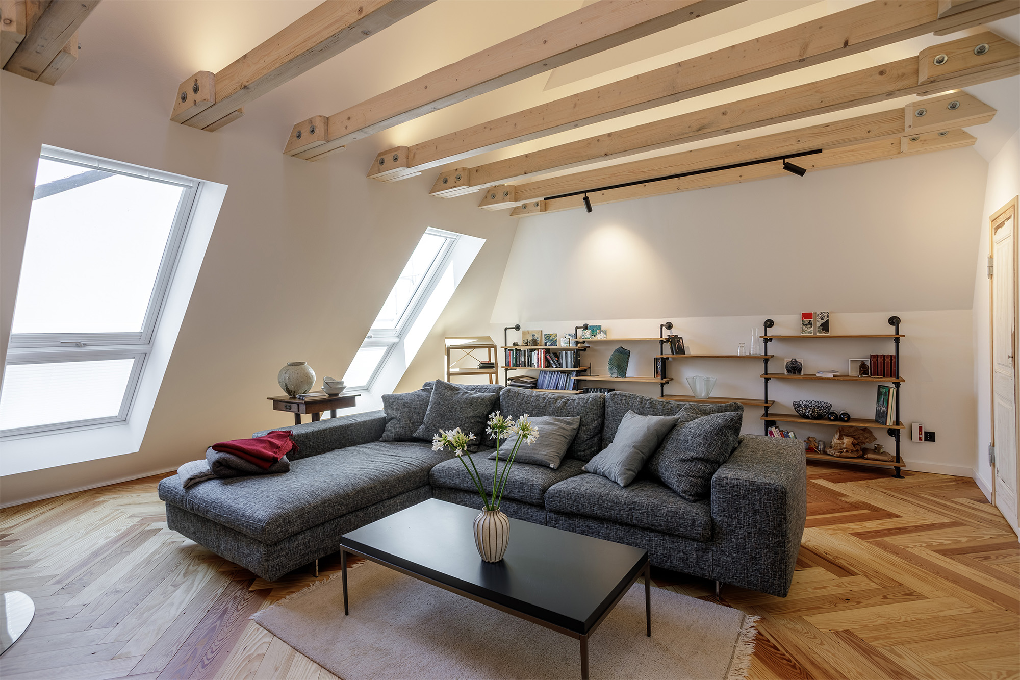 Wohnzimmer Dachgeschoss Ecksofa Dachfenster