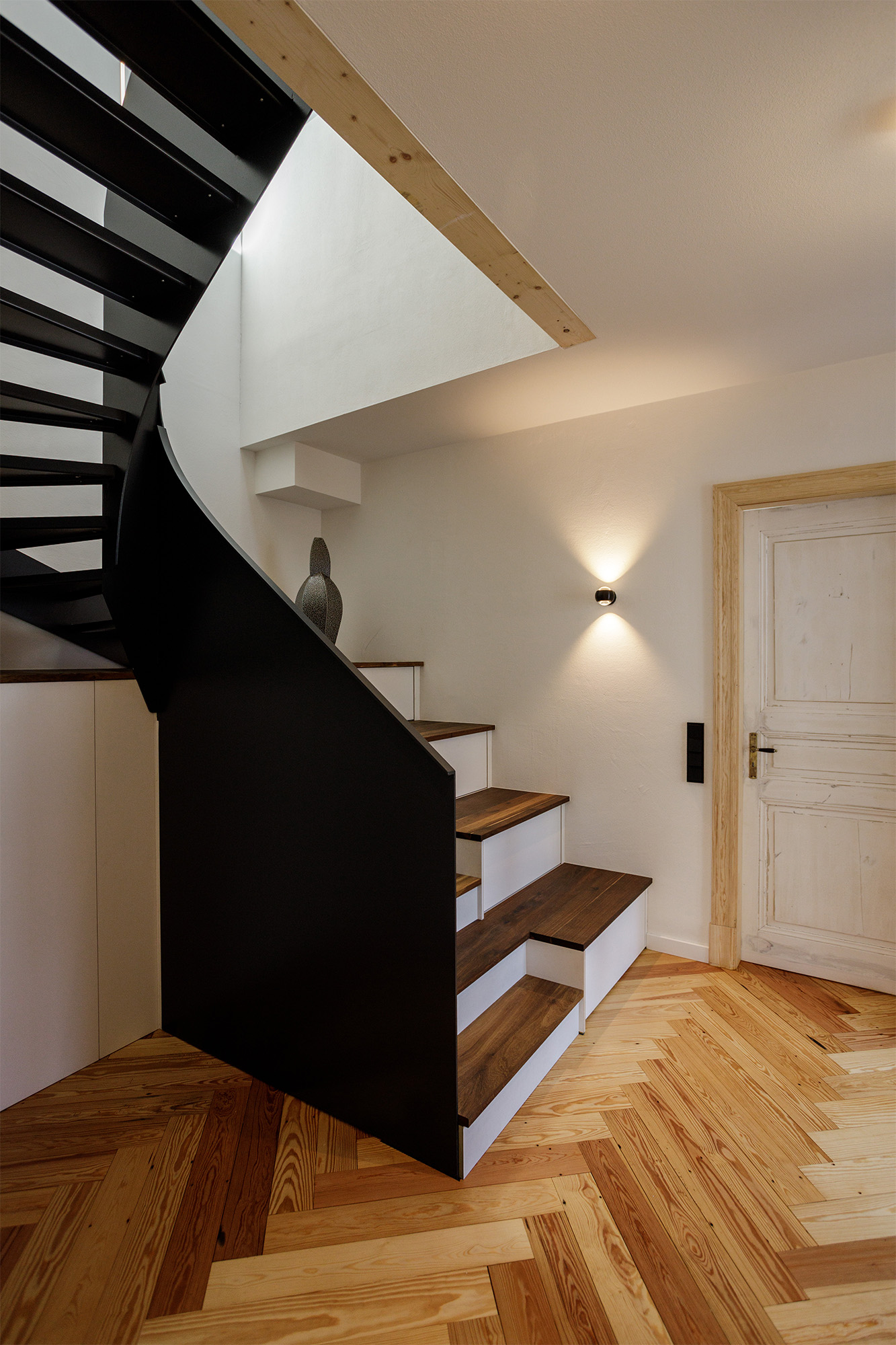 Treppenhaus Treppengeländer modern Ablageflächen Wandbeleuchtung