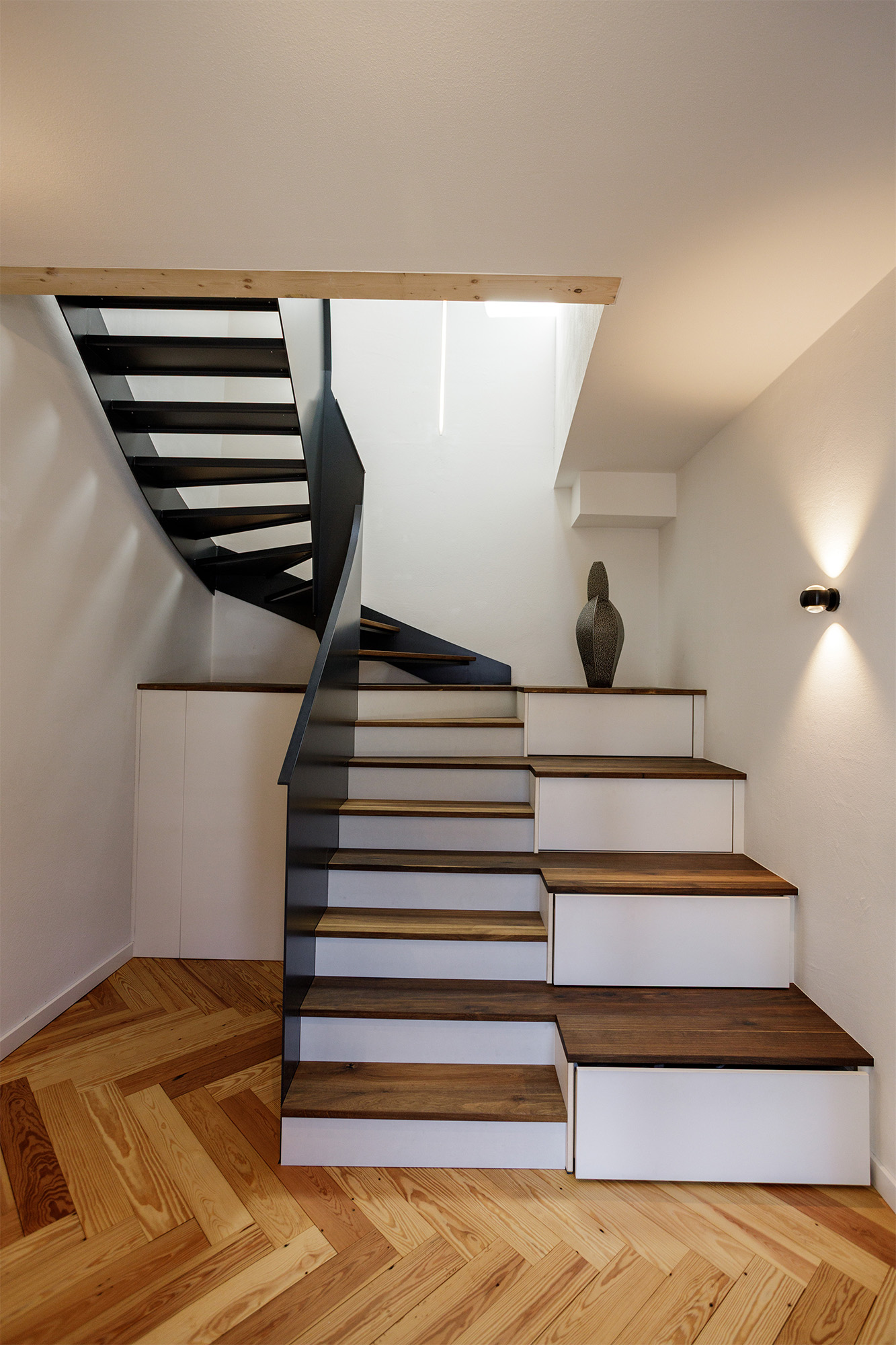 Treppen stufen holz metall modern hell