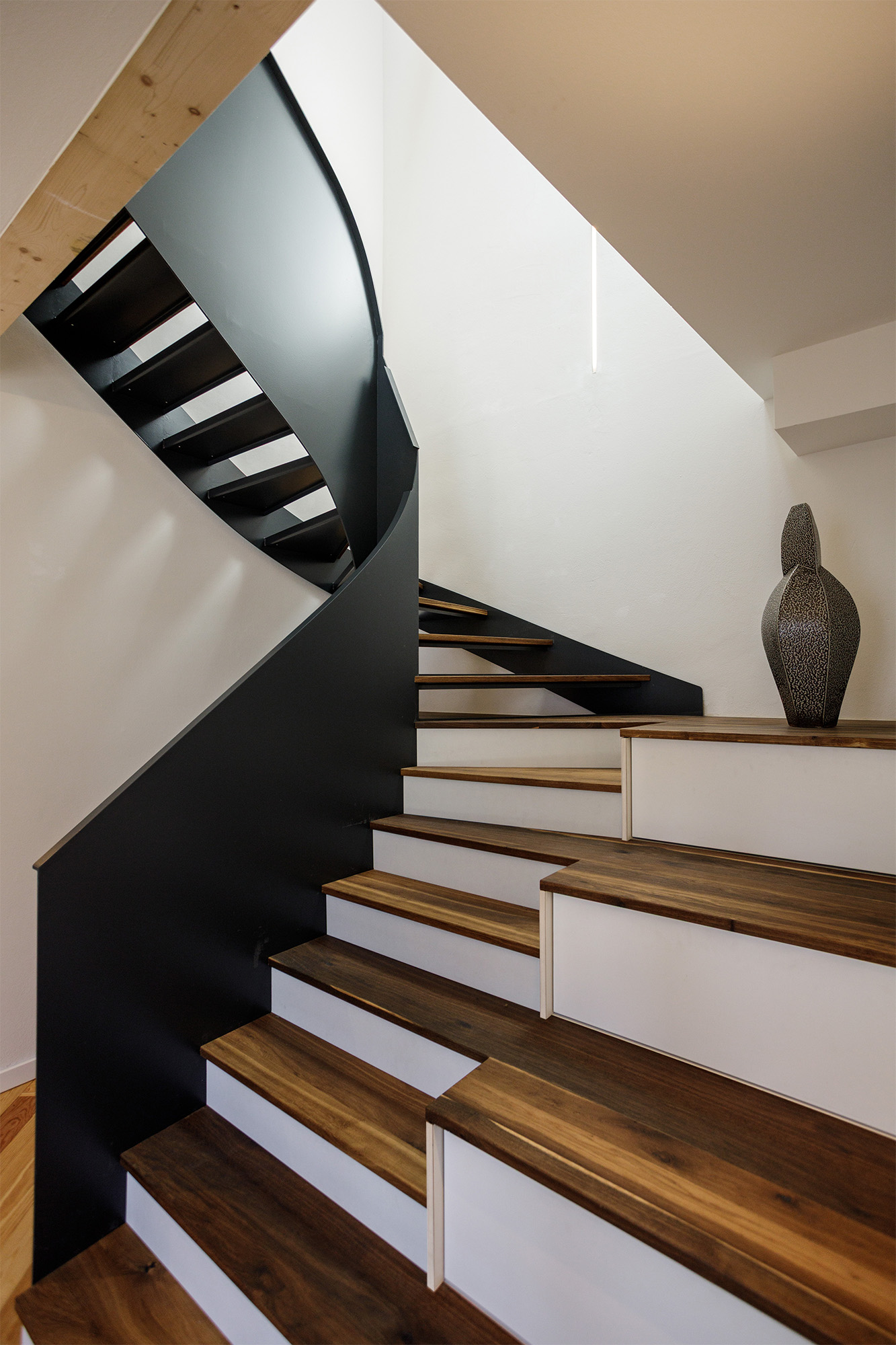 Treppenhaus modern Wendeltreppe Skulptur Holz