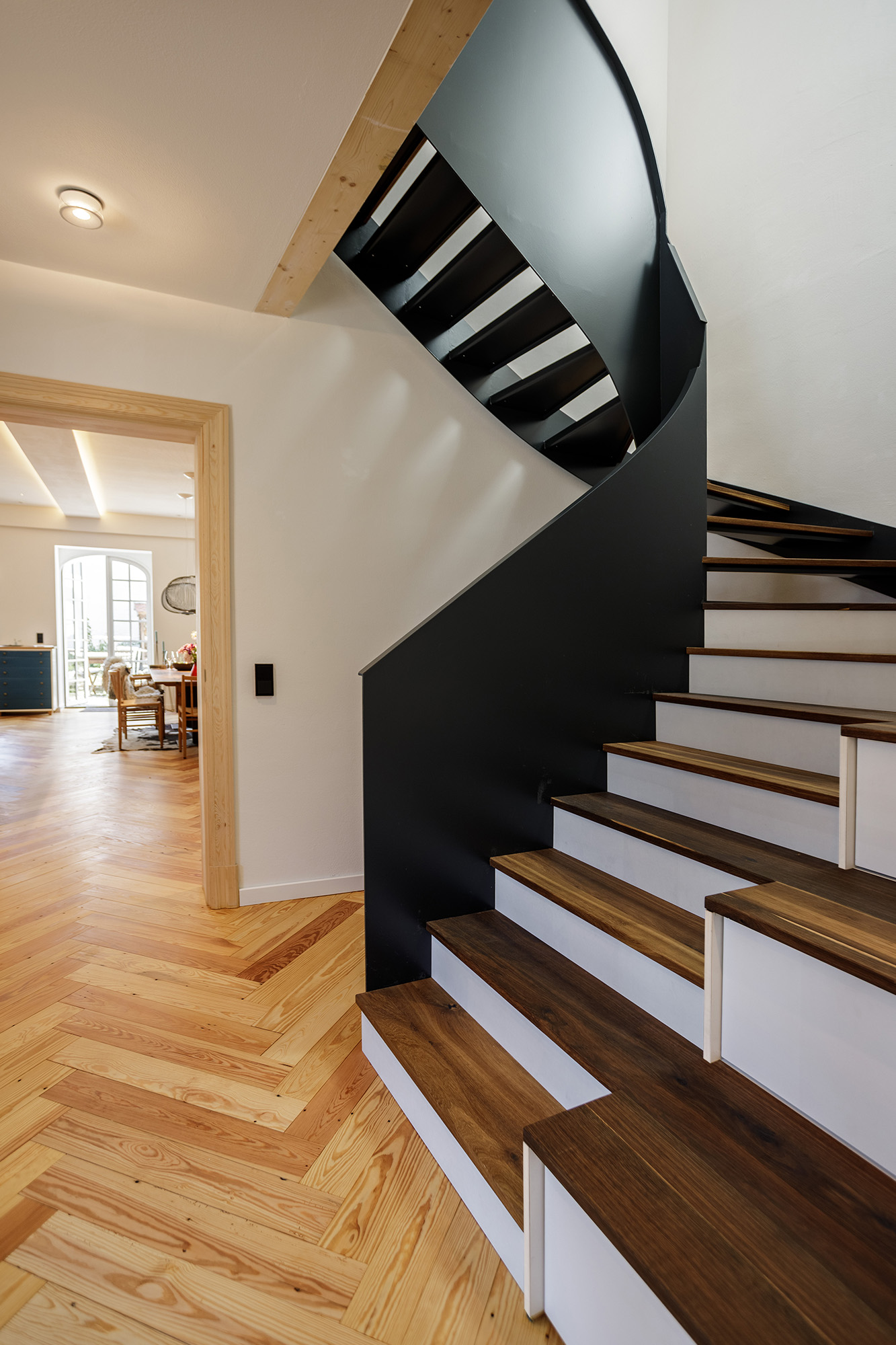 Treppen Flur hell modern Holz