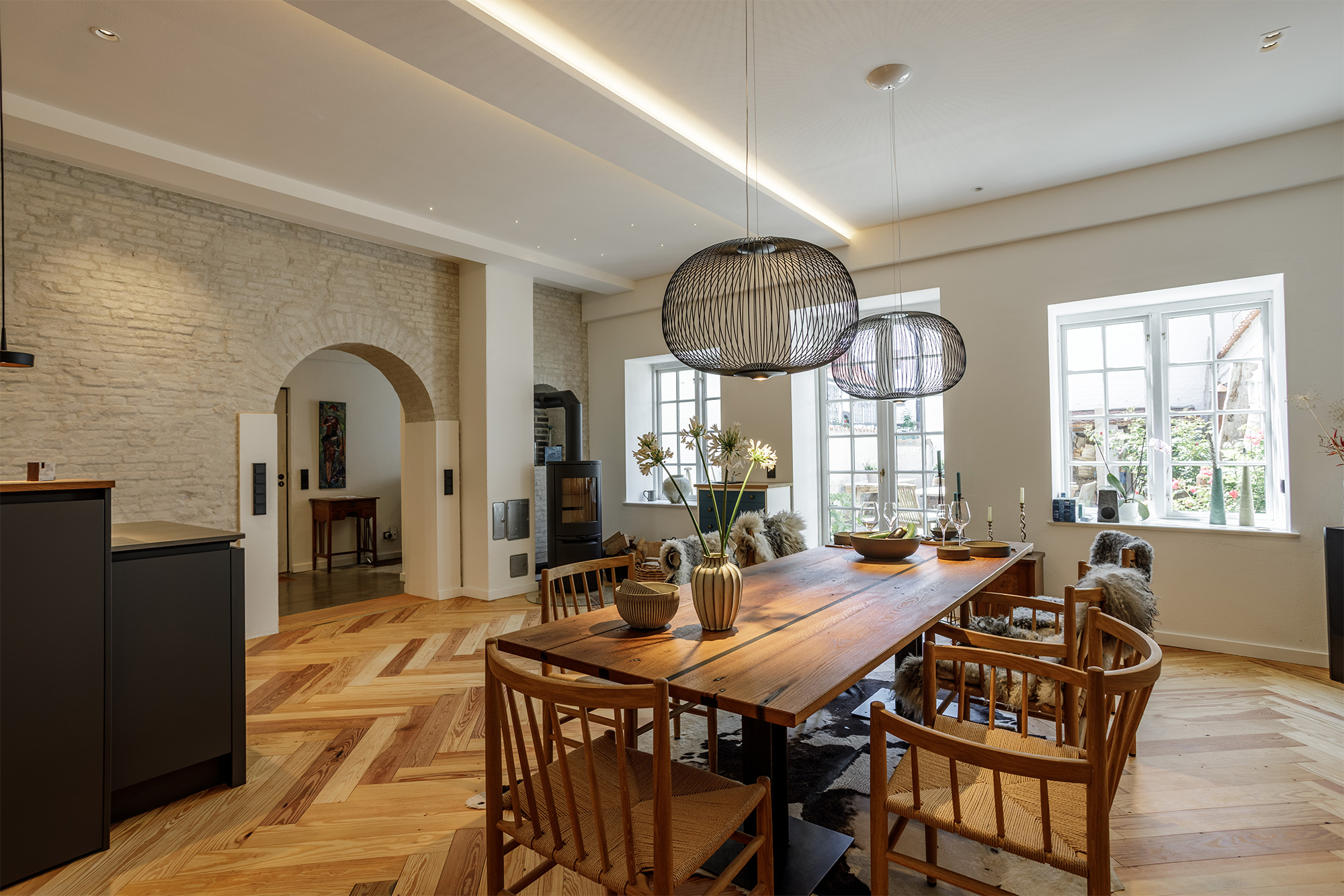 Esszimmer Holz Backsteinwand hell Beleuchtung