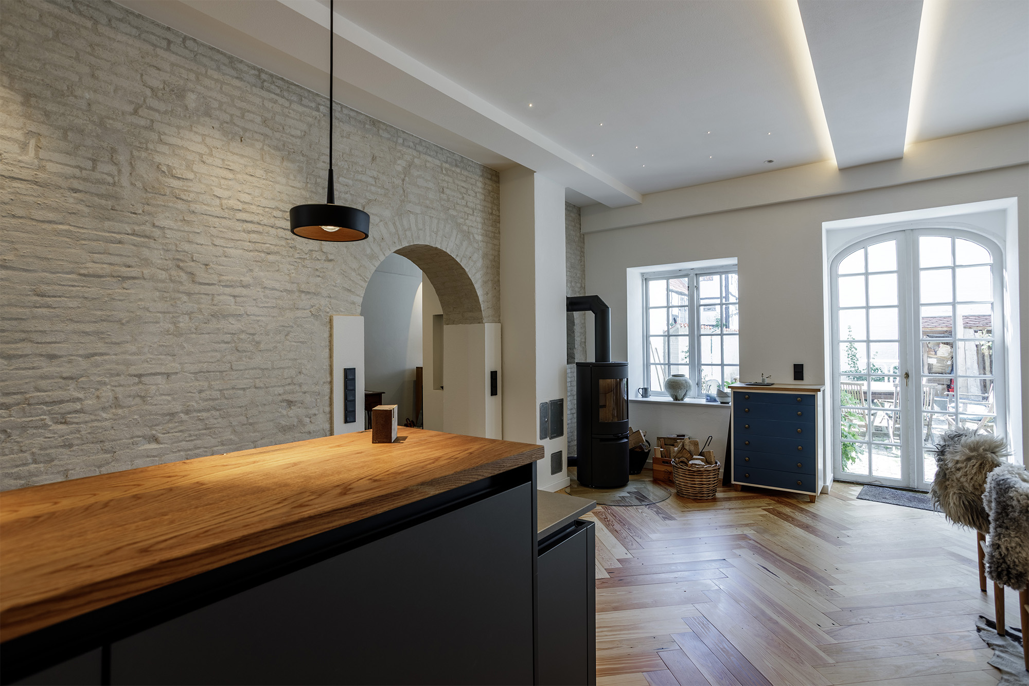 Wohnküche Beleuchtung Kamin Tageslicht Parkett