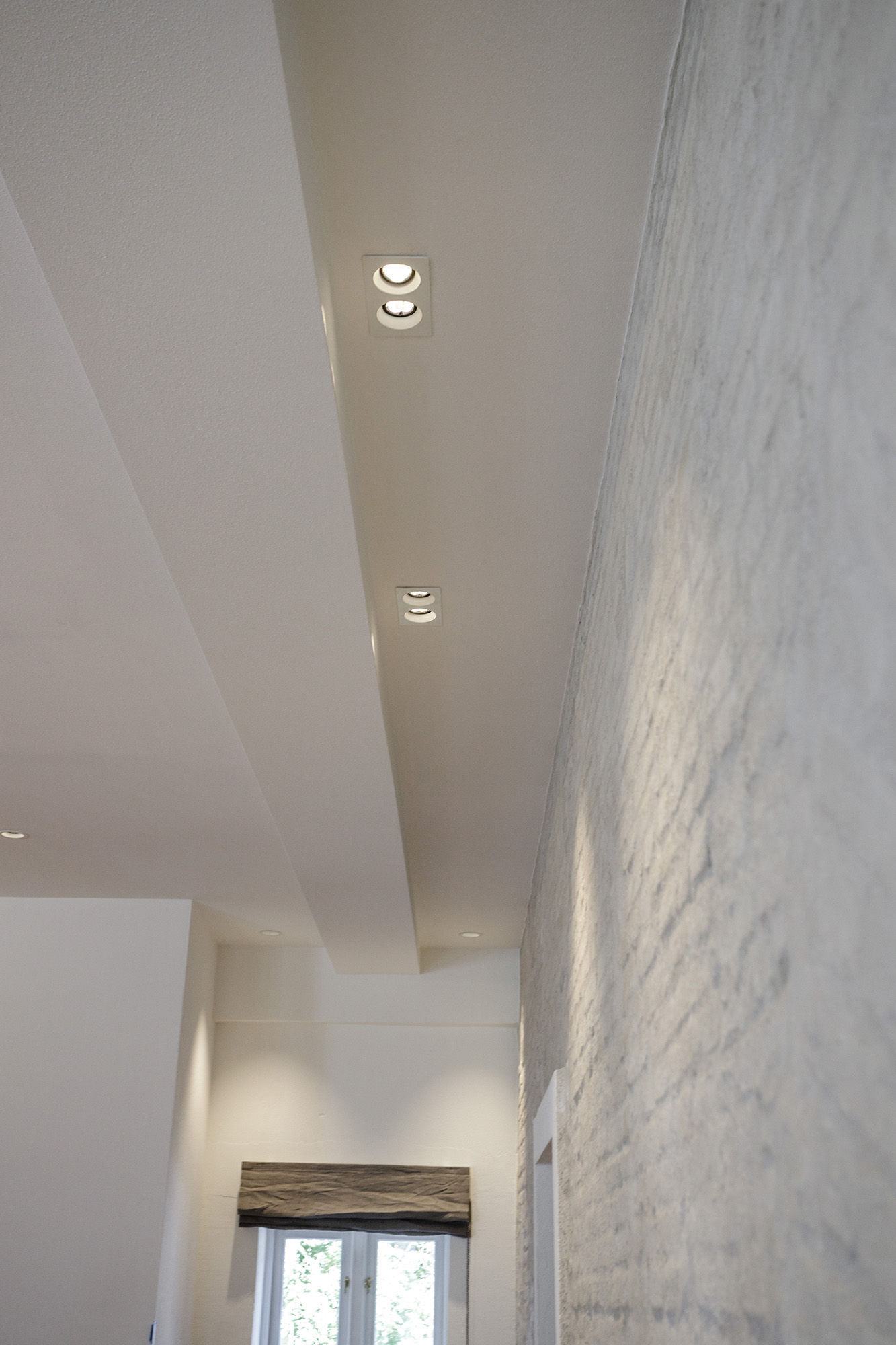 Beleuchtung Einbauspots Deckenbalken Backsteinwand modern