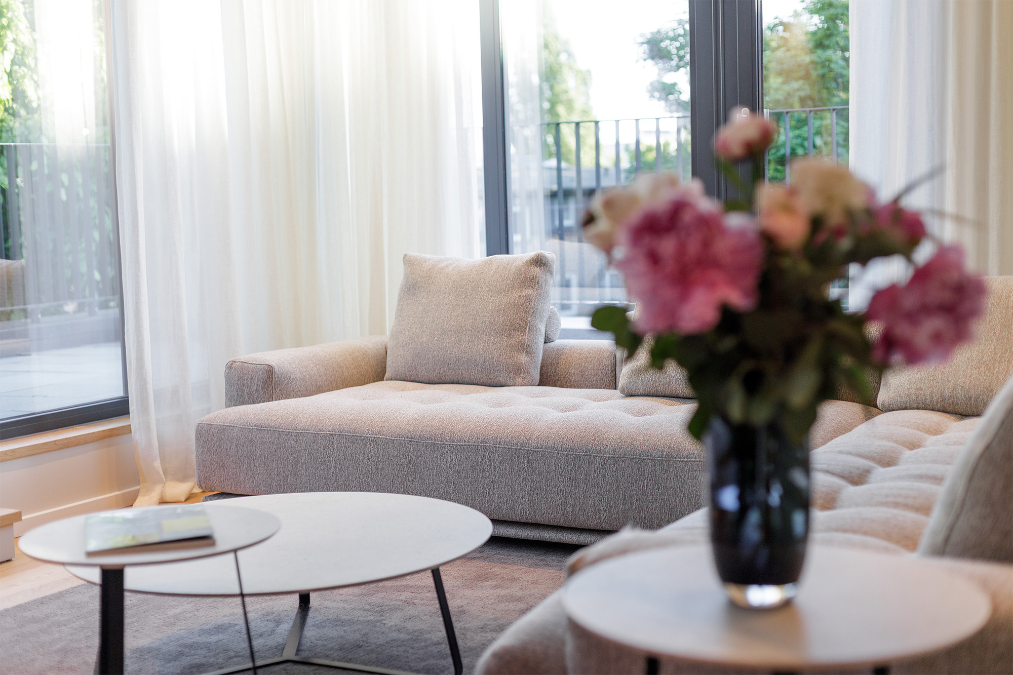 Wohnzimmer Sofa Couchtisch Blumen