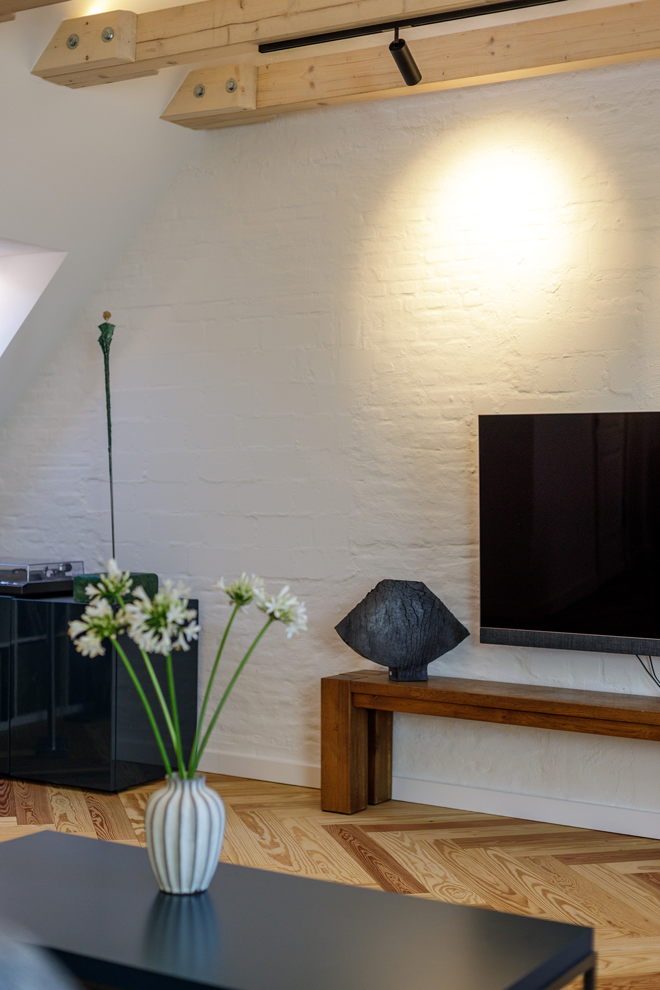 Wohnzimmer Couchtisch Vase Lichtschiene Fernseher