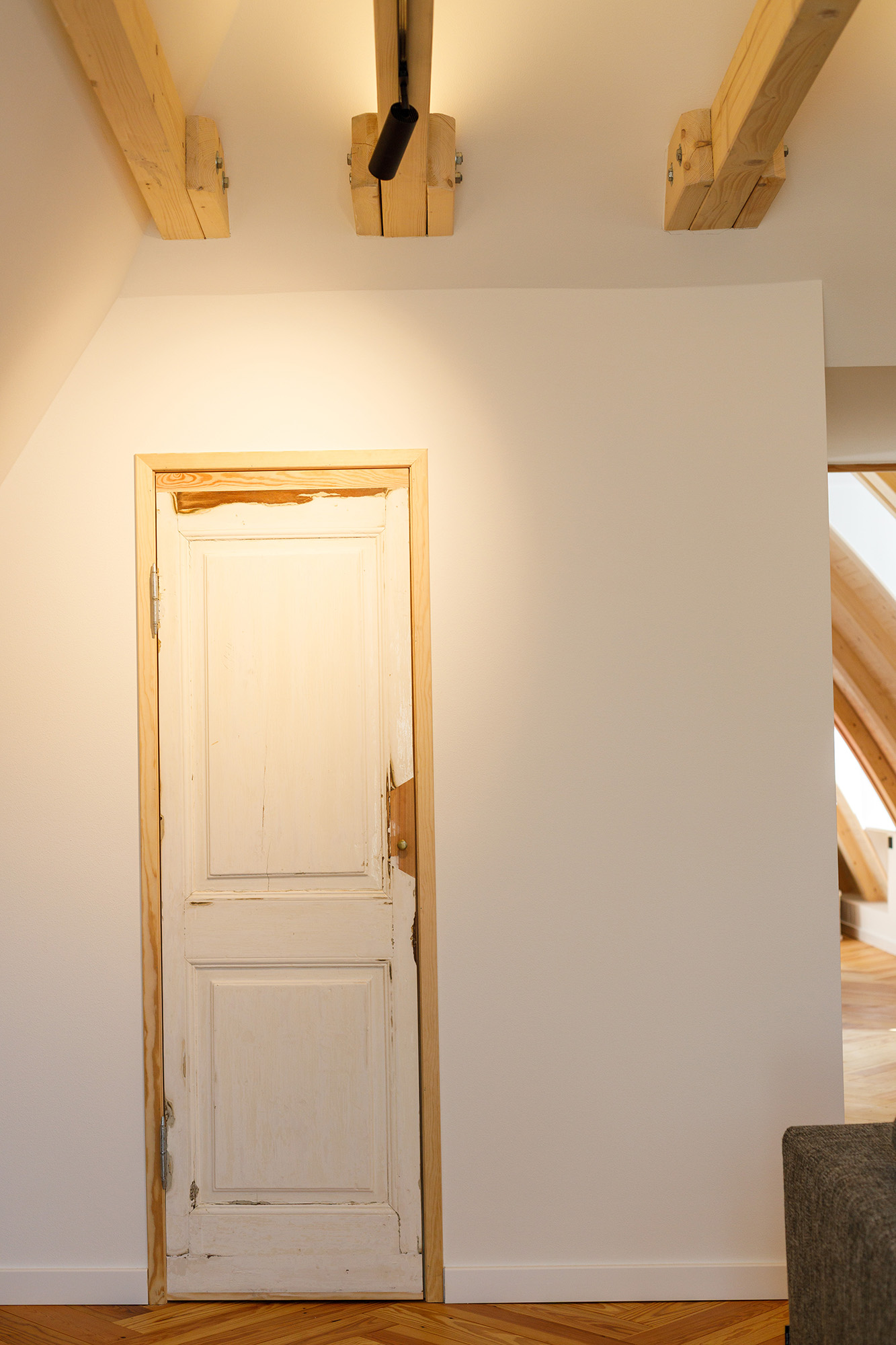 Wand Wohnraum Tür Tontrast modern alt