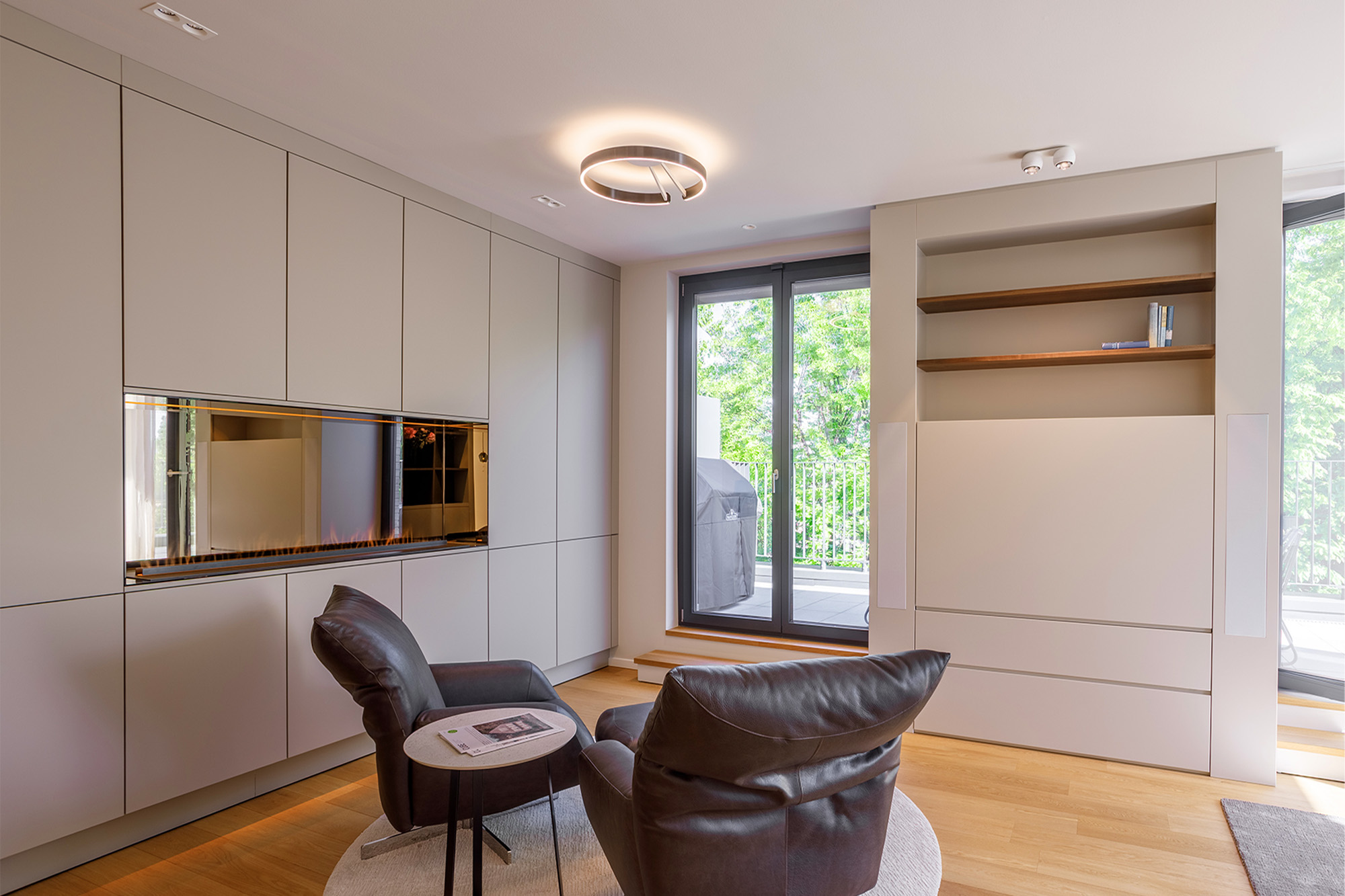 Wohnzimmer TV Schrank Sessel Kamin