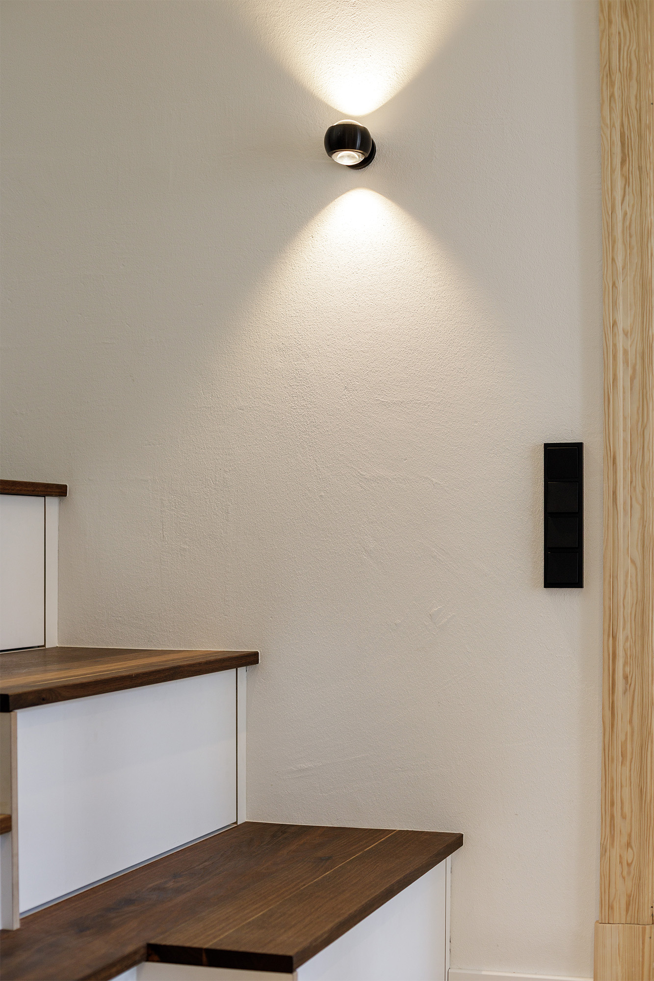 Ablageflächen Wandleuchte Lichtschalter modern Holz