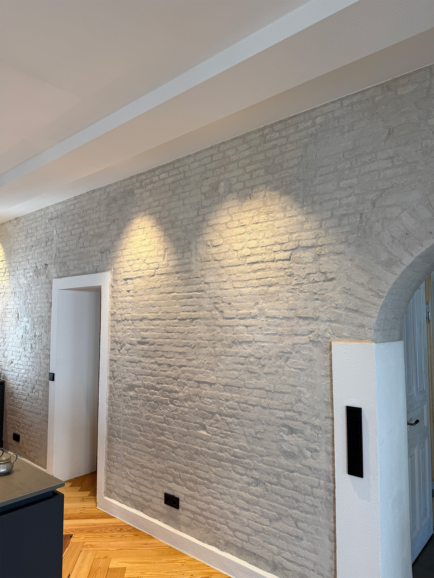 Wohnraum Ziegelwand modern hell Fischgrät