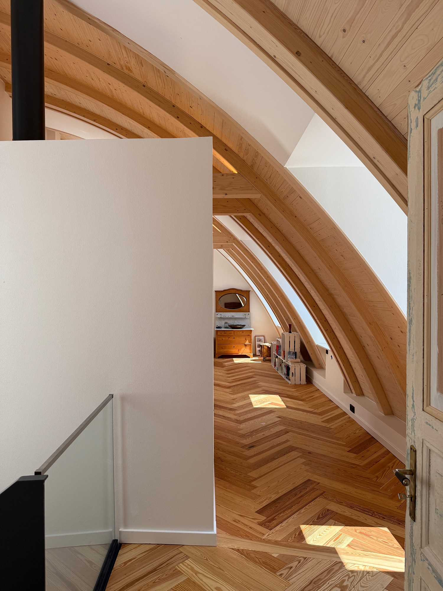 Dachgeschoss Bogendach Tageslicht Holz Natürlich