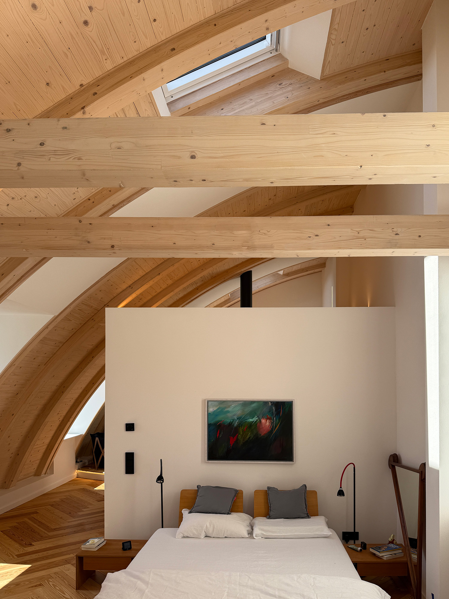 Schlafzimmer Deckenbalken Holz Dachfenster