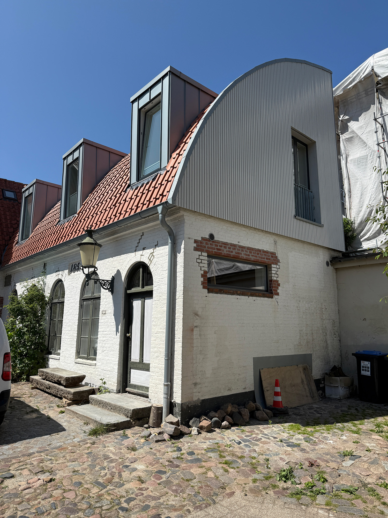 Altbau Bogendach Laterne Sprossenfenster Pflastersteine