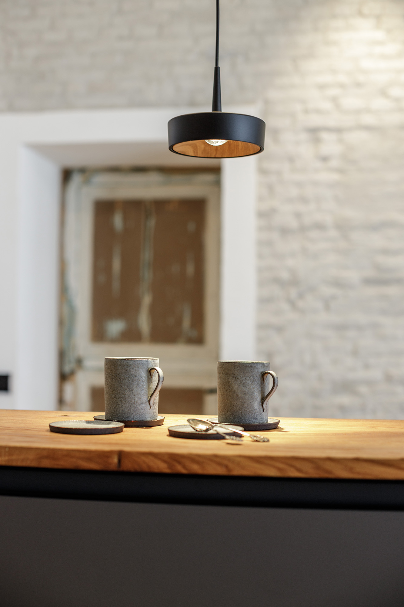 Tresen Küche Pendelleuchte Geschirr Steingut