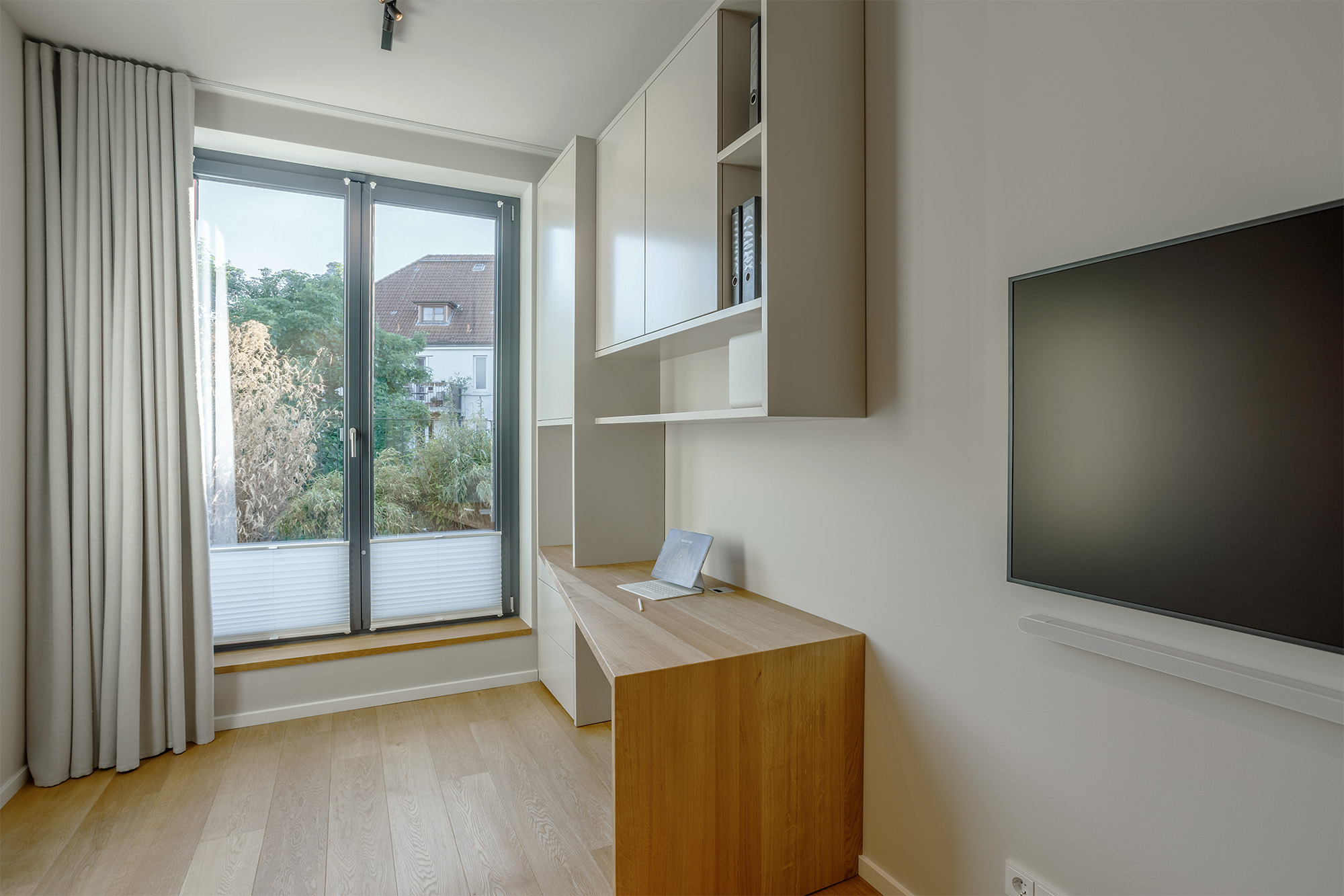 Arbeitszimmer Schreitisch Wandschrank Fernseher Holz schlicht