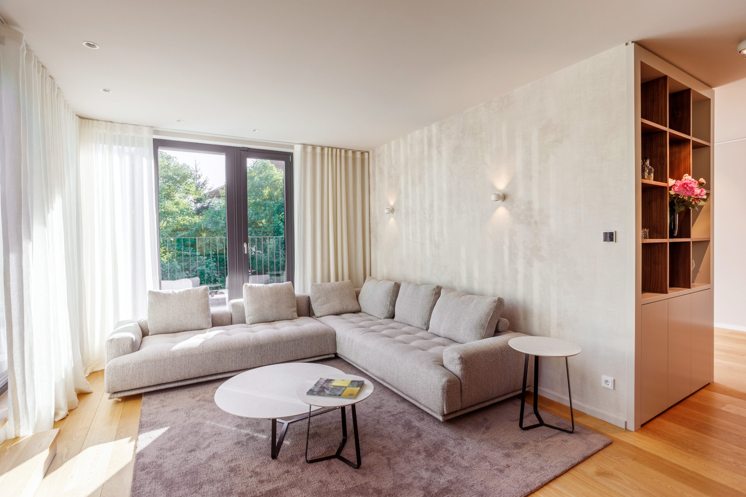 Wohnzimmer Sofa Vorhaenge Tageslicht gemuetlich Ruheoase