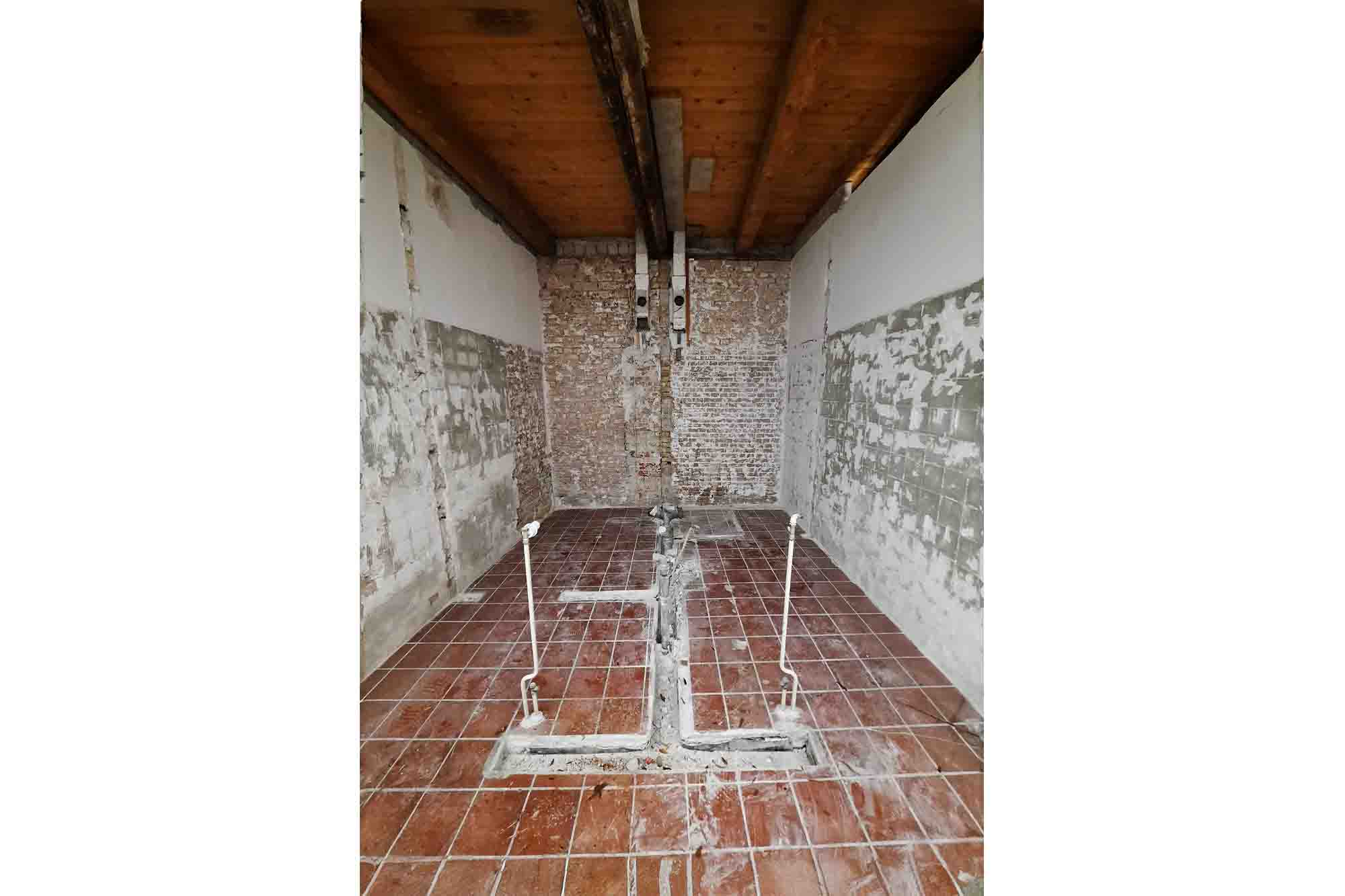 01 vorher Baustelle Fliesen Backstein Baustaub