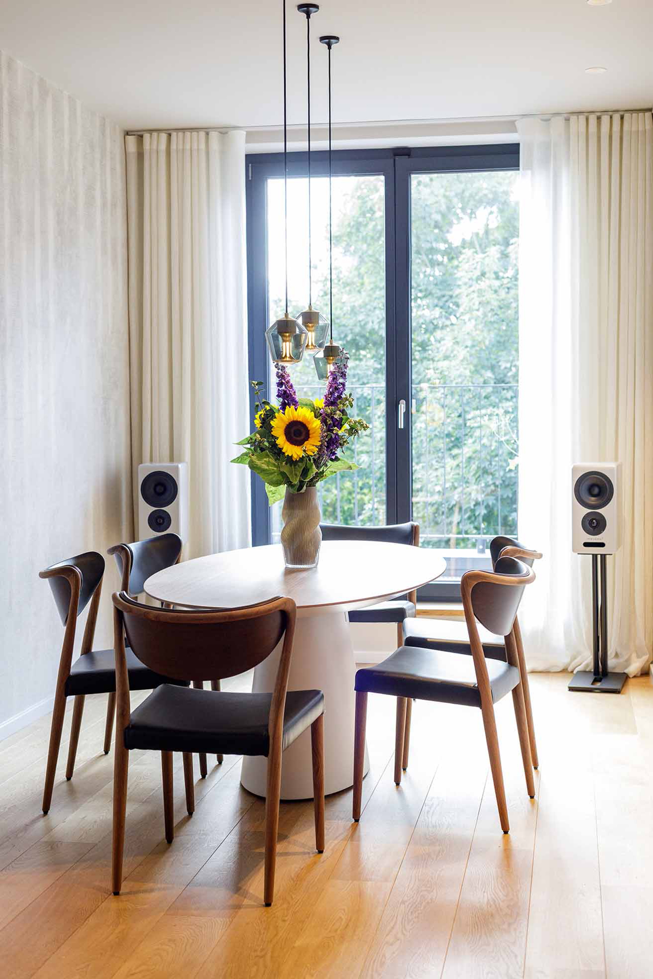 Innenarchitektur Umbau Raumkonzept Uhlenhorst Essbereich mit rundem Tisch und Blumenarrangement