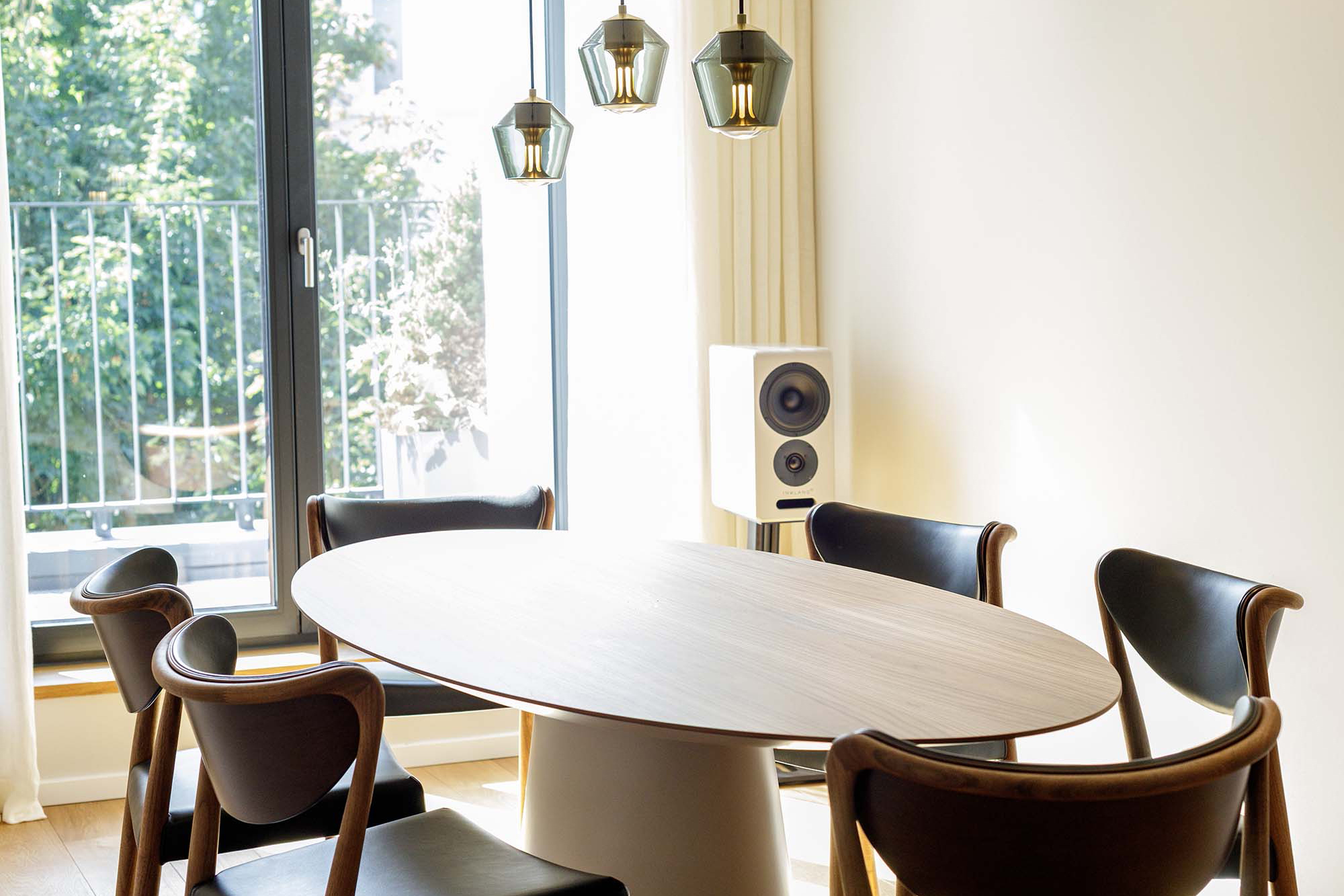 Innenarchitektur Umbau Raumkonzept Uhlenhorst Speisezimmer mit Designstühlen und Naturlicht