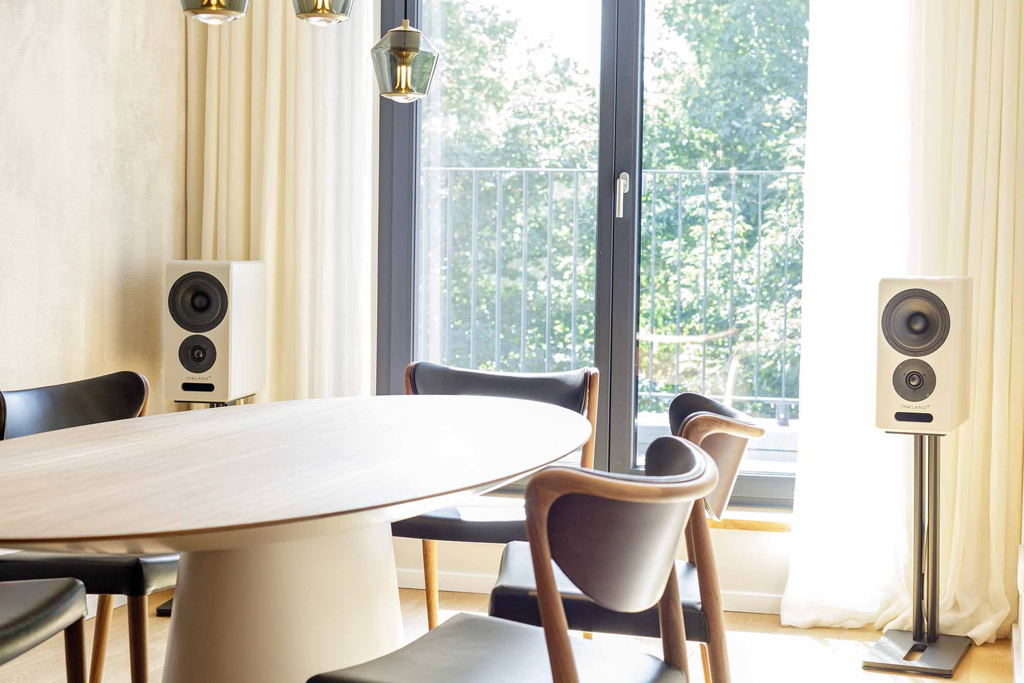 Innenarchitektur Umbau Raumkonzept Uhlenhorst lichtdurchfluteter Essbereich mit Lautsprechern